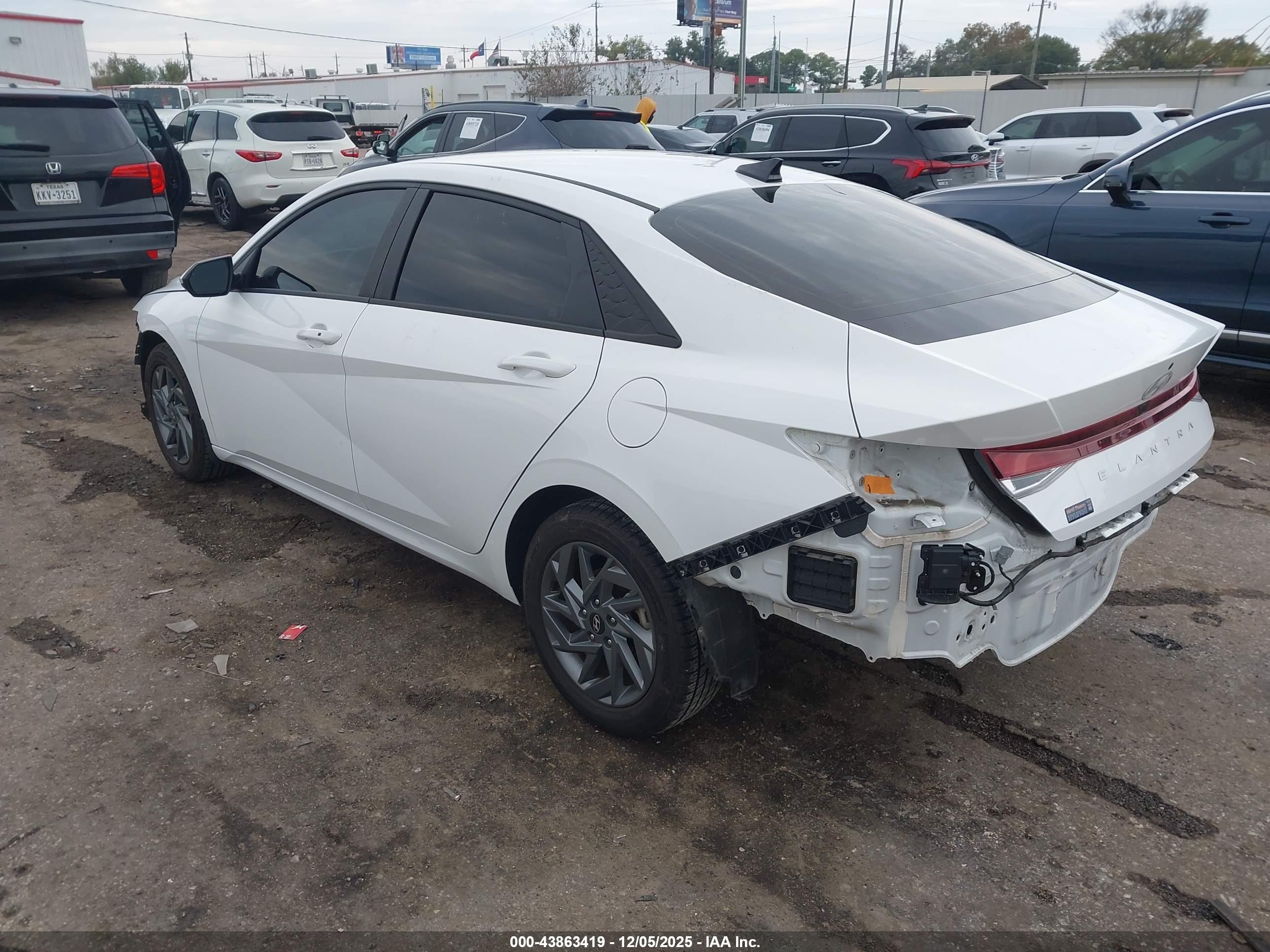 HYUNDAI ELANTRA image 3