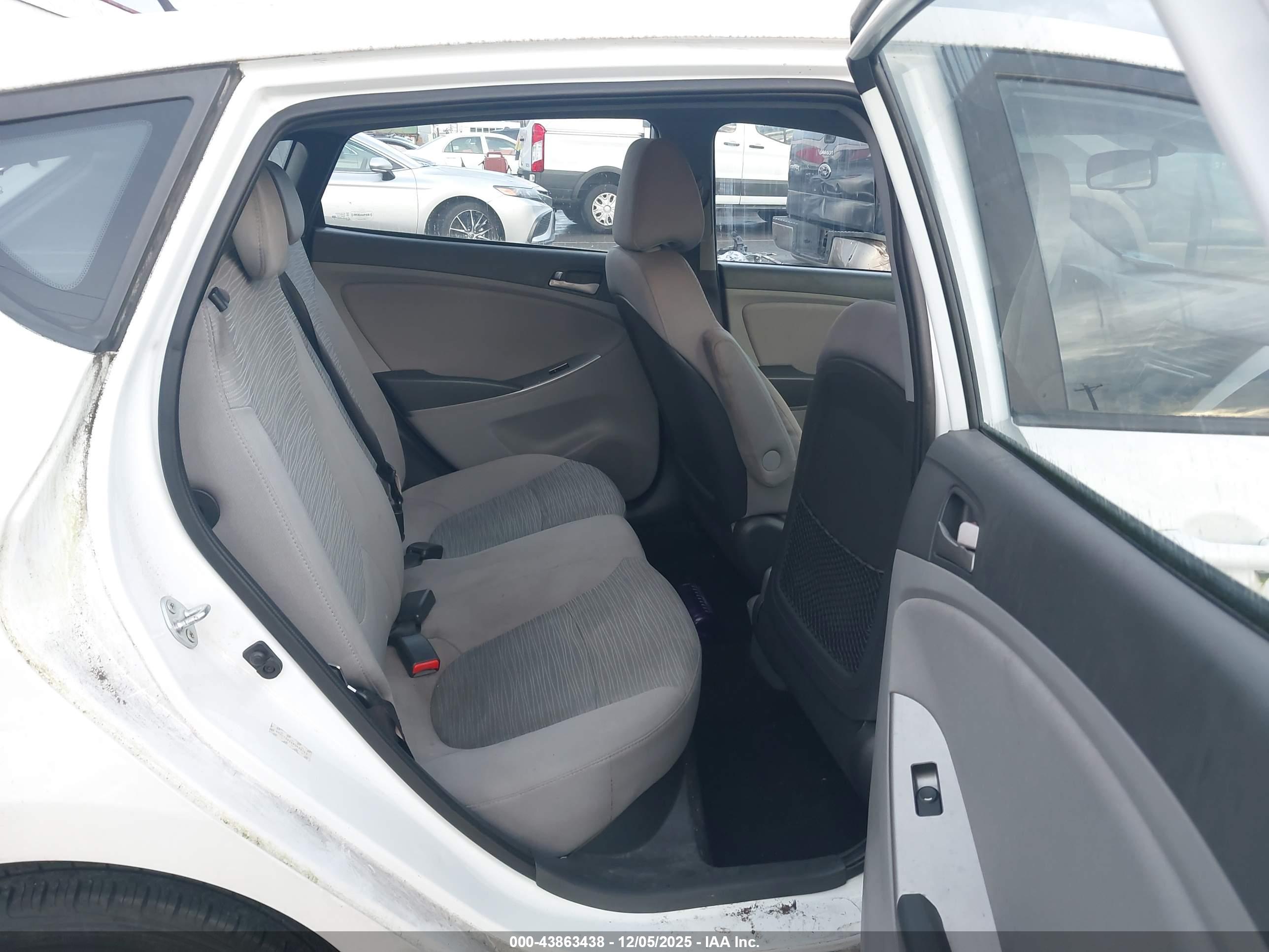 HYUNDAI ACCENT image 8