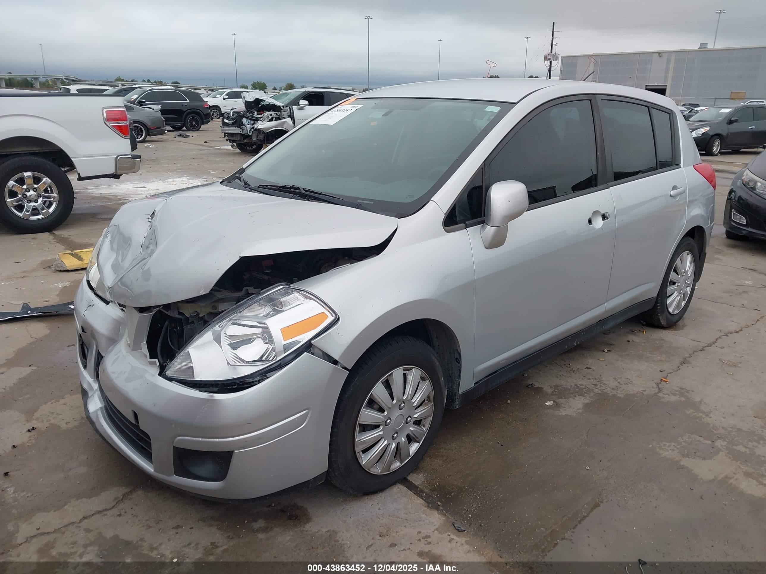 NISSAN VERSA image 2