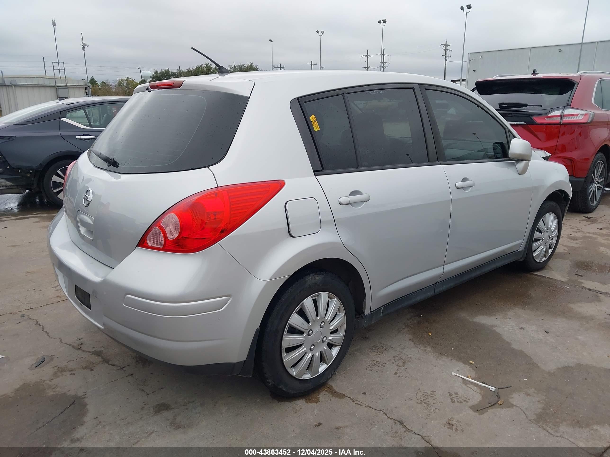 NISSAN VERSA image 4