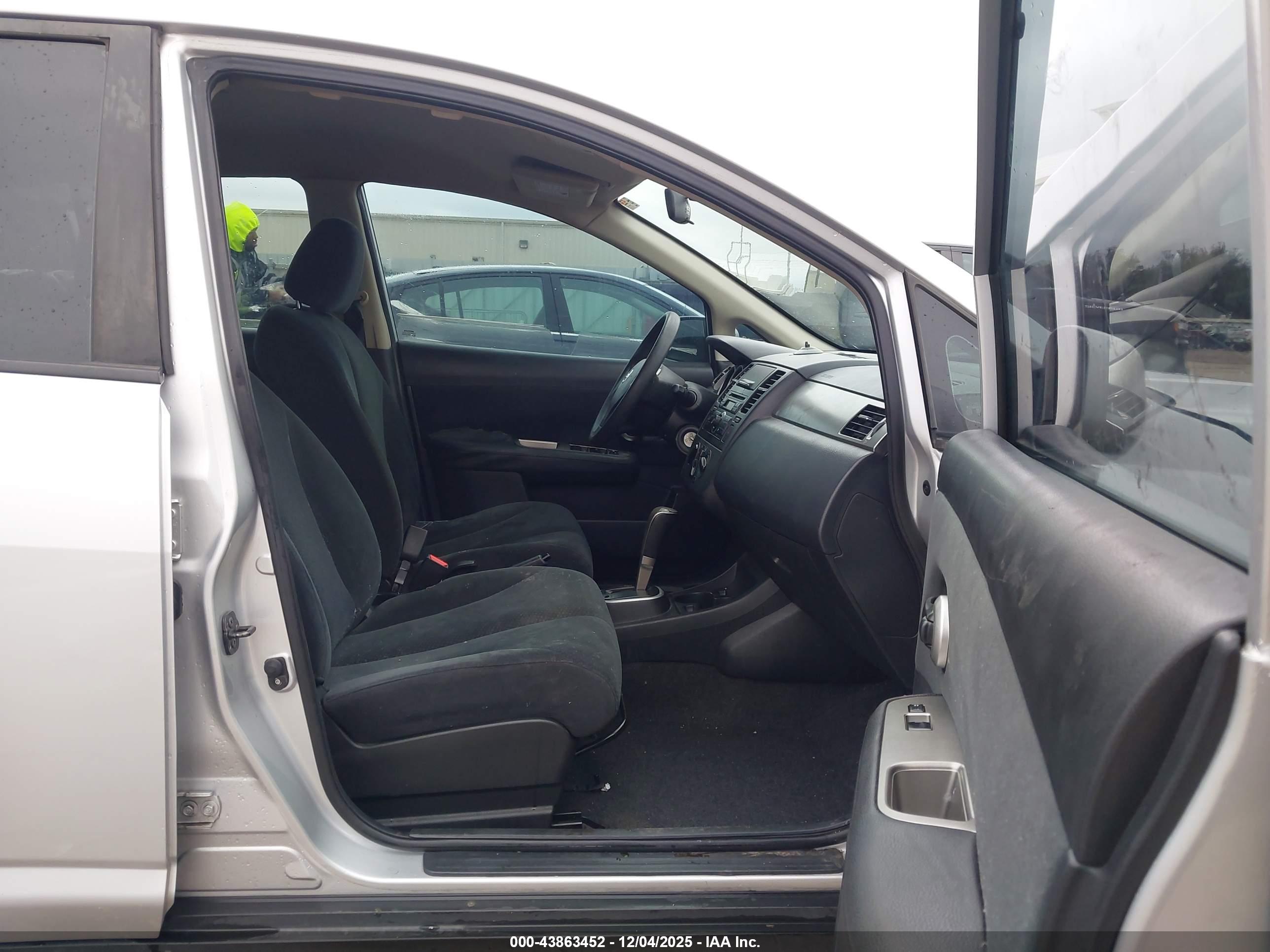 NISSAN VERSA image 5