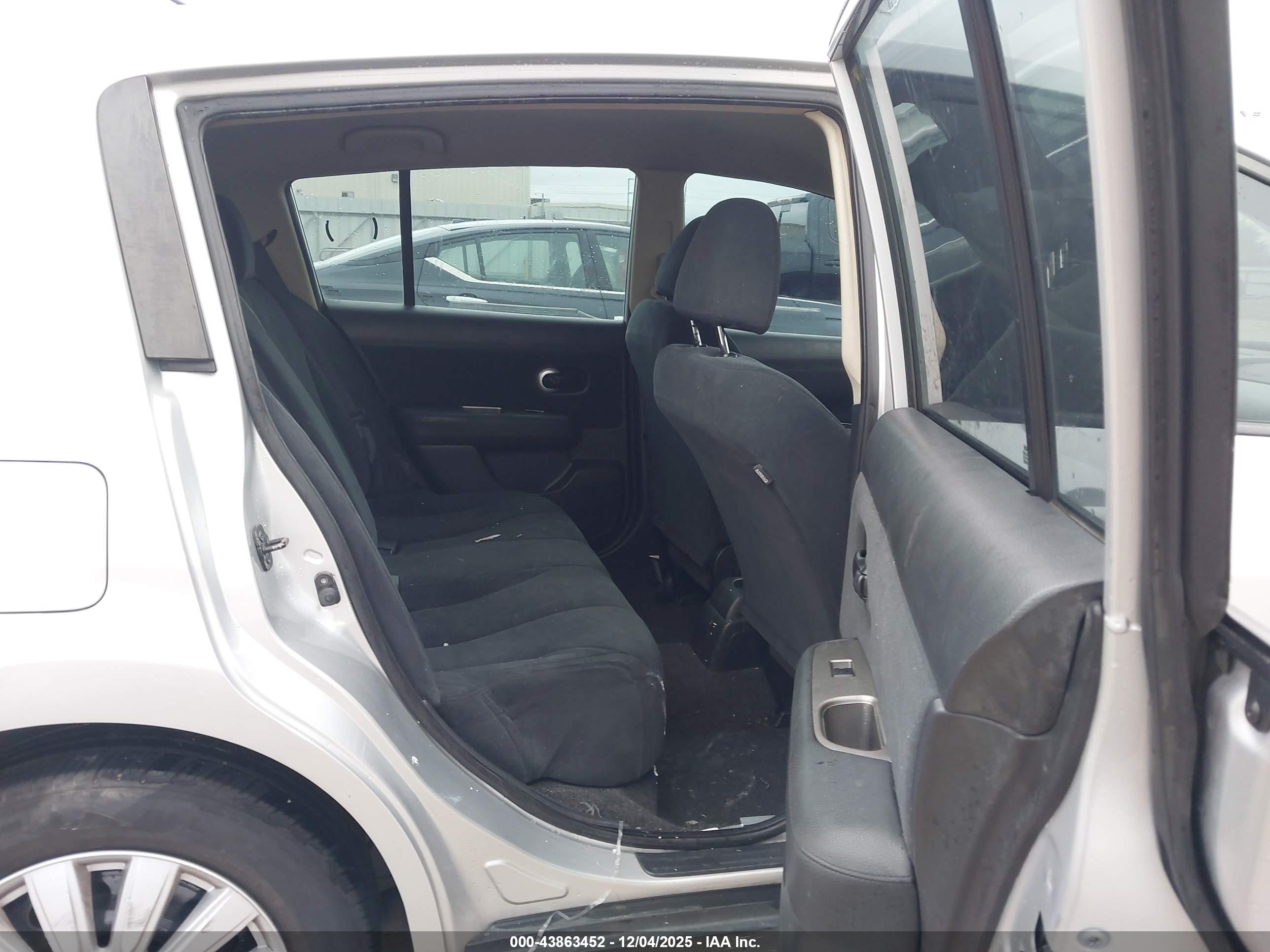 NISSAN VERSA image 8