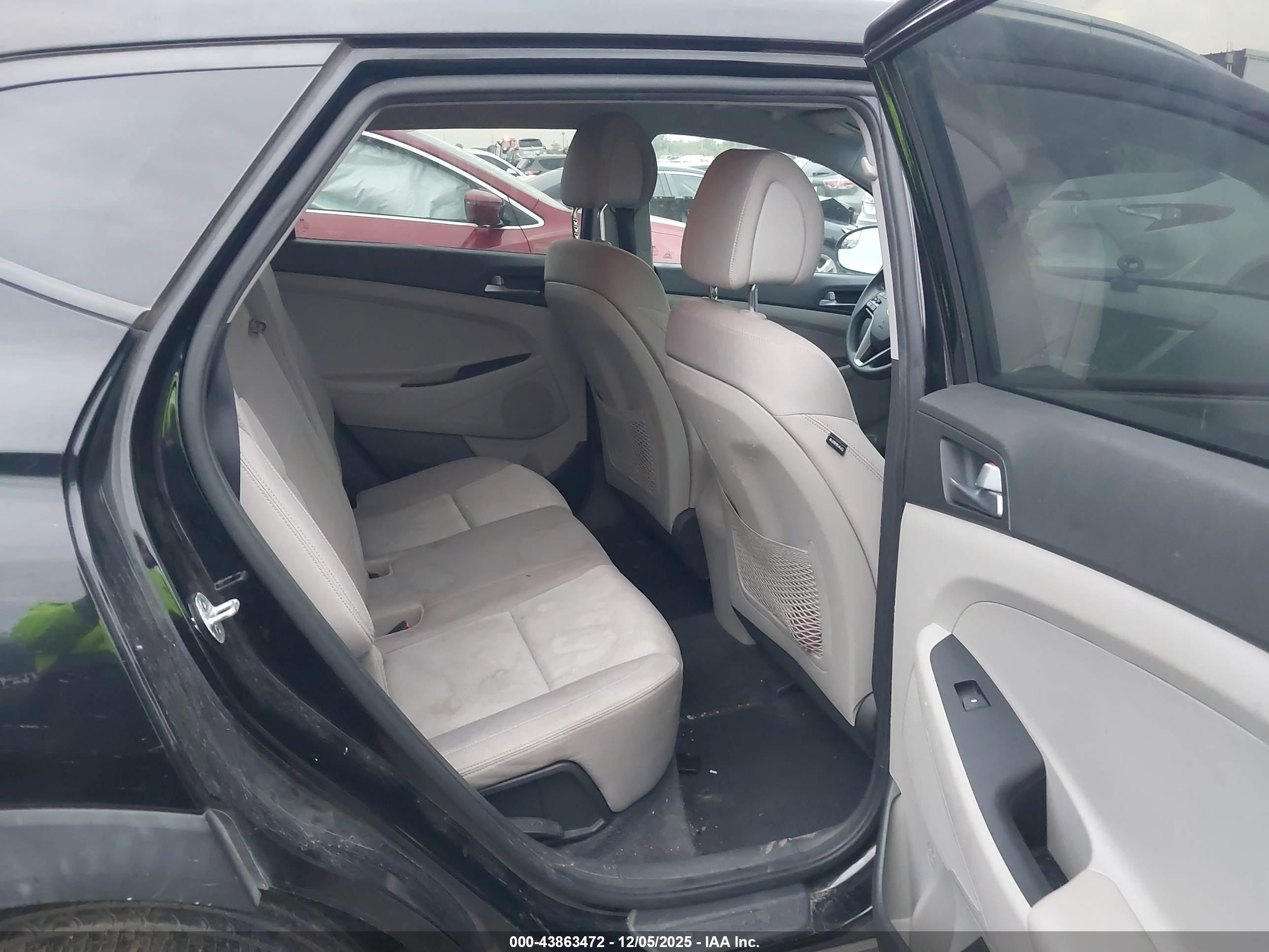 HYUNDAI TUCSON image 8