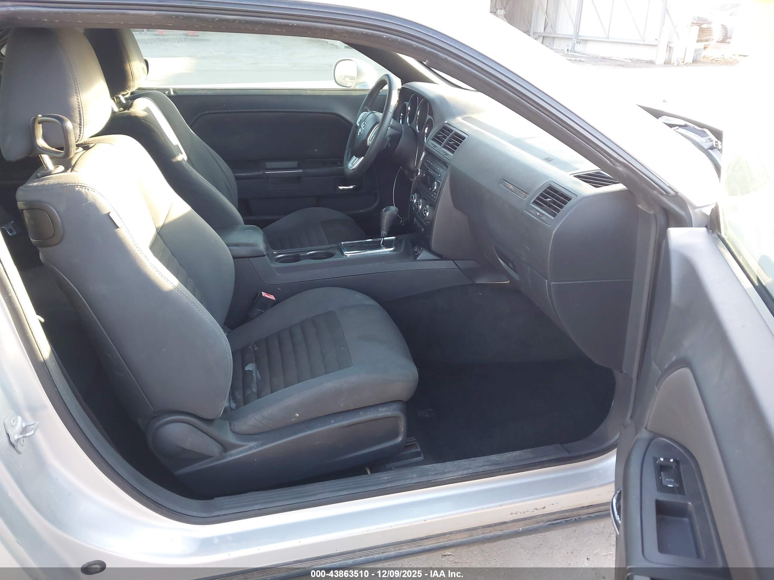 DODGE CHALLENGER image 5