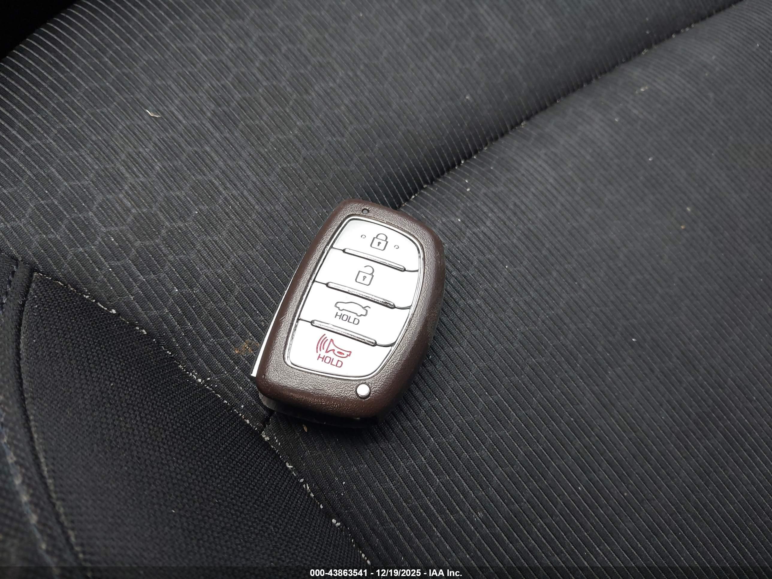 HYUNDAI ELANTRA image 11