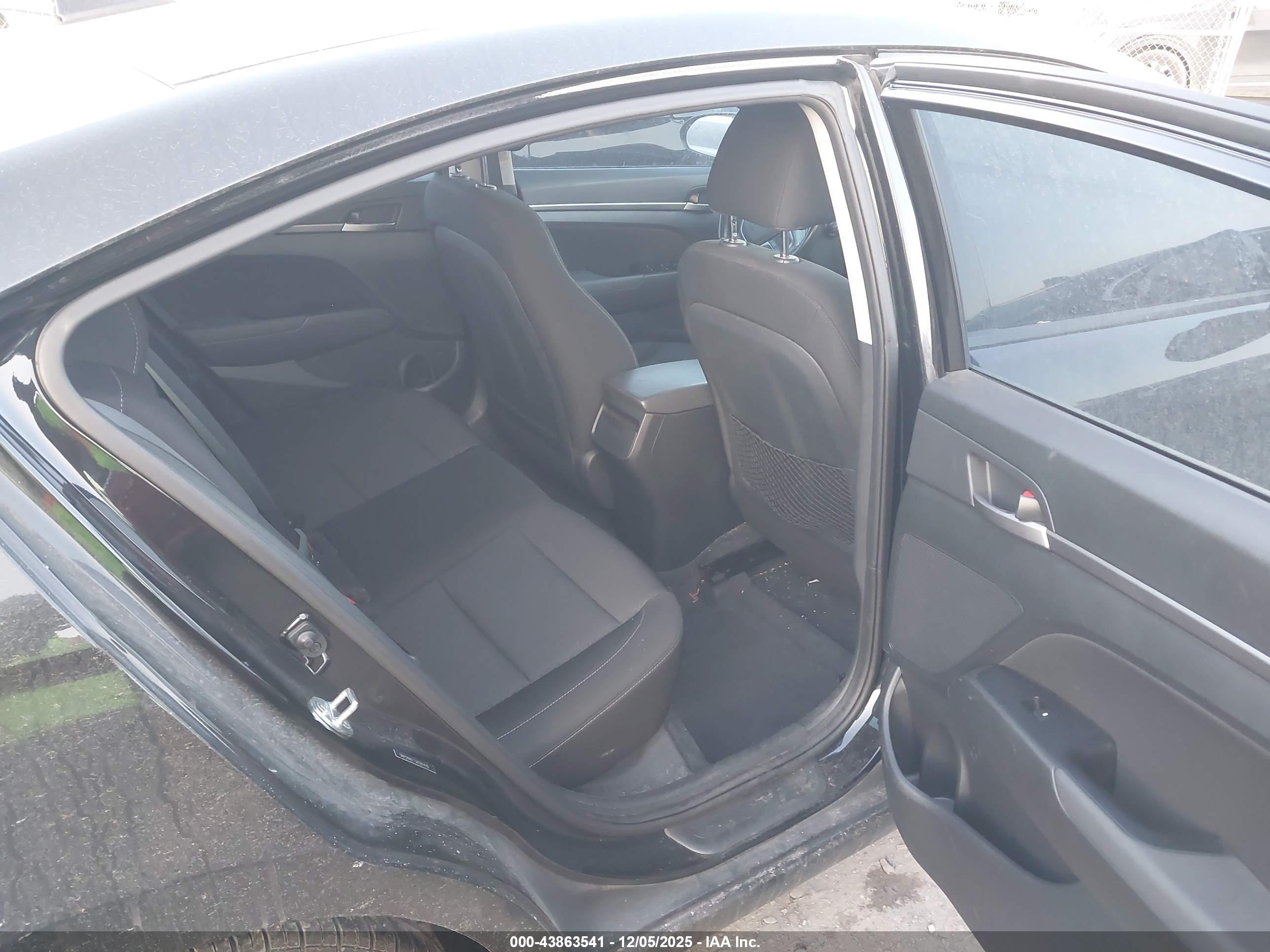 HYUNDAI ELANTRA image 8