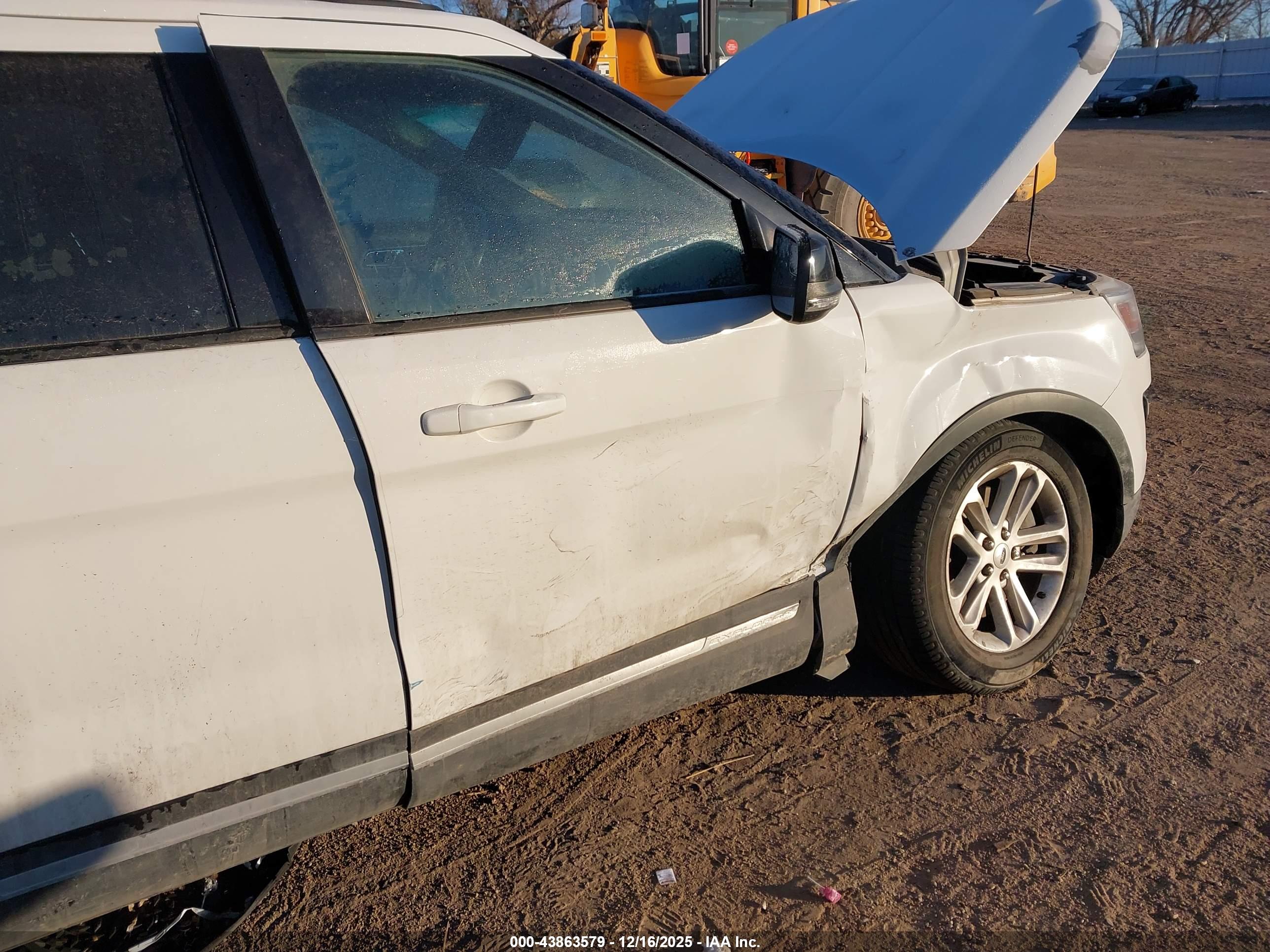 FORD EXPLORER image 6