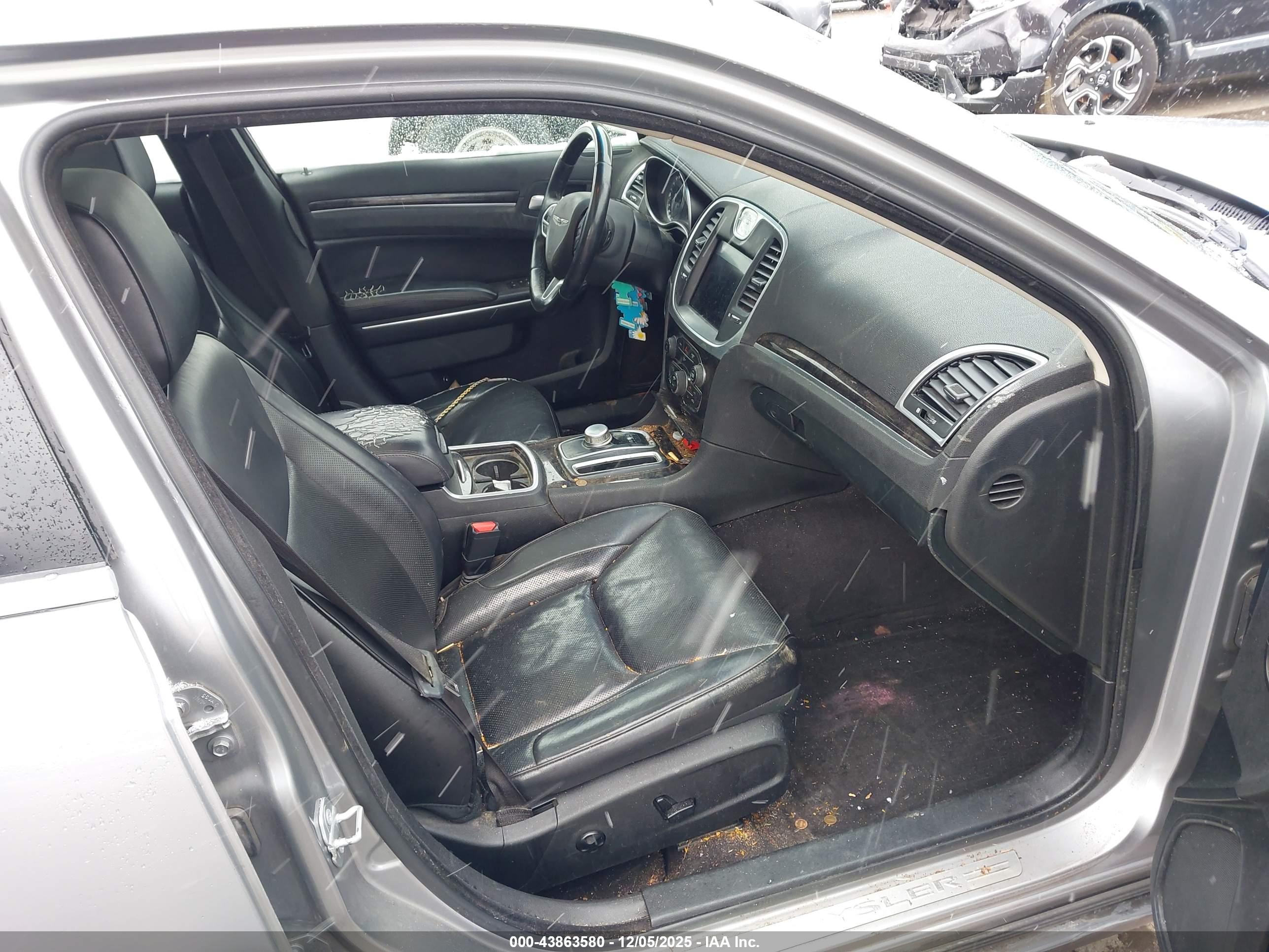 CHRYSLER 300 image 5