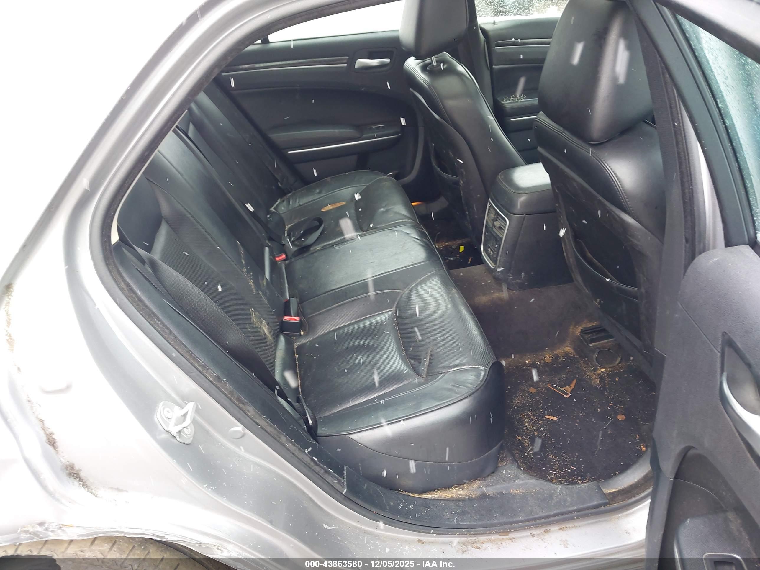 CHRYSLER 300 image 8