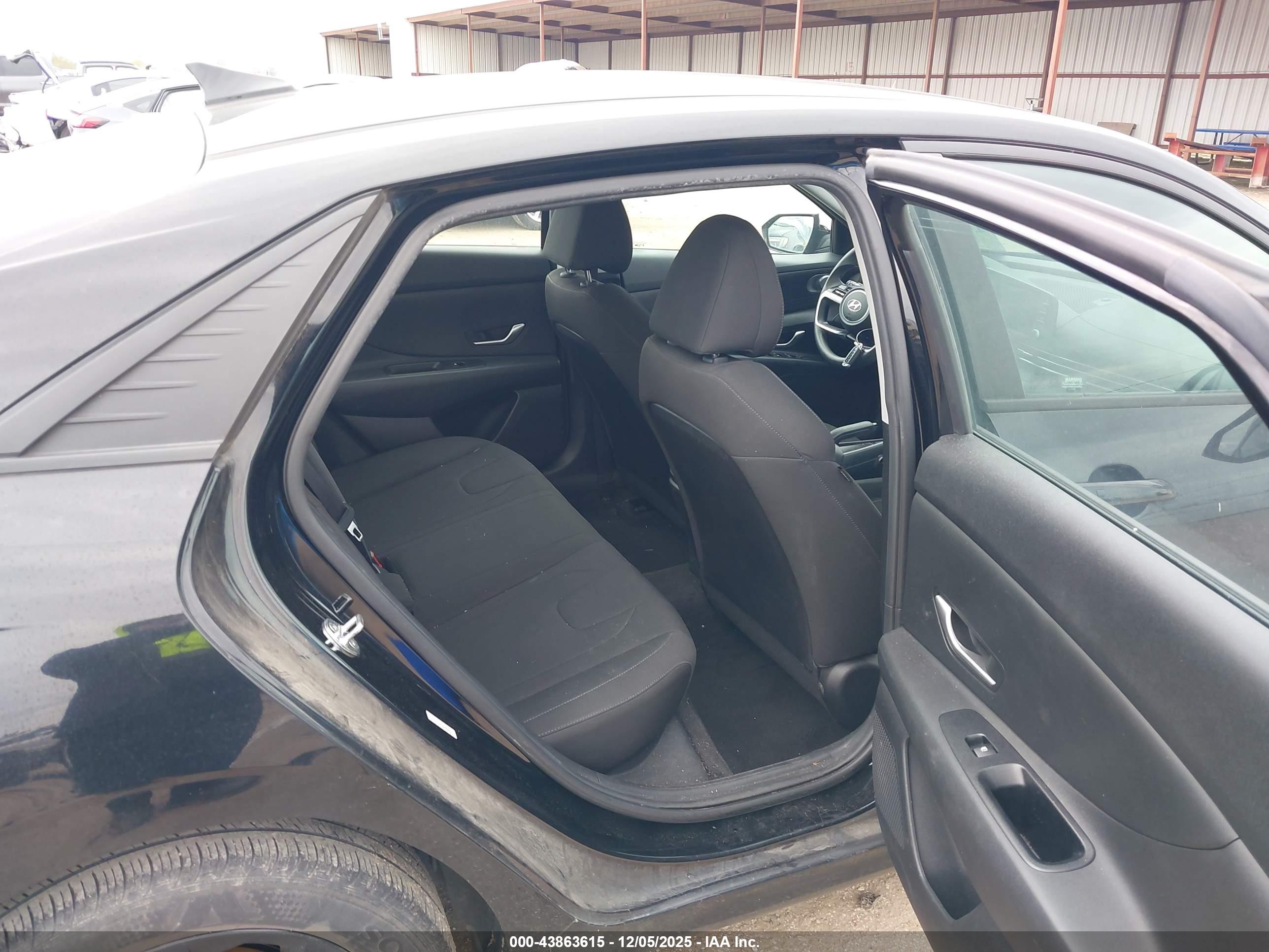 HYUNDAI ELANTRA image 8