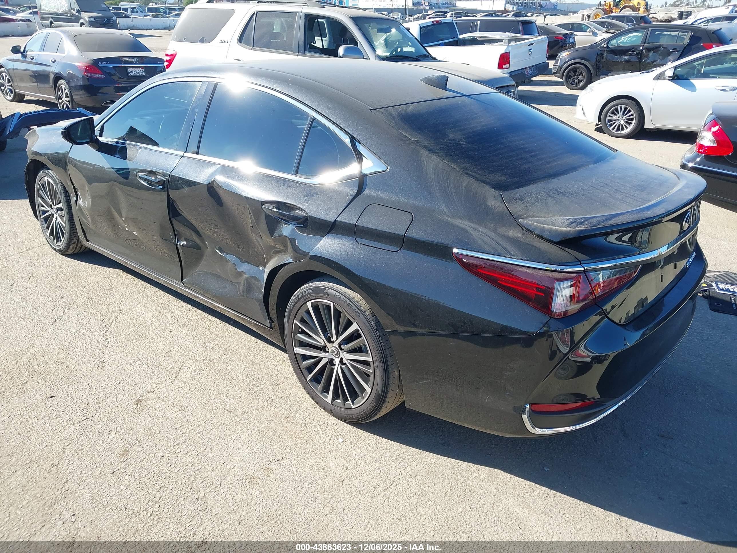 LEXUS ES image 3