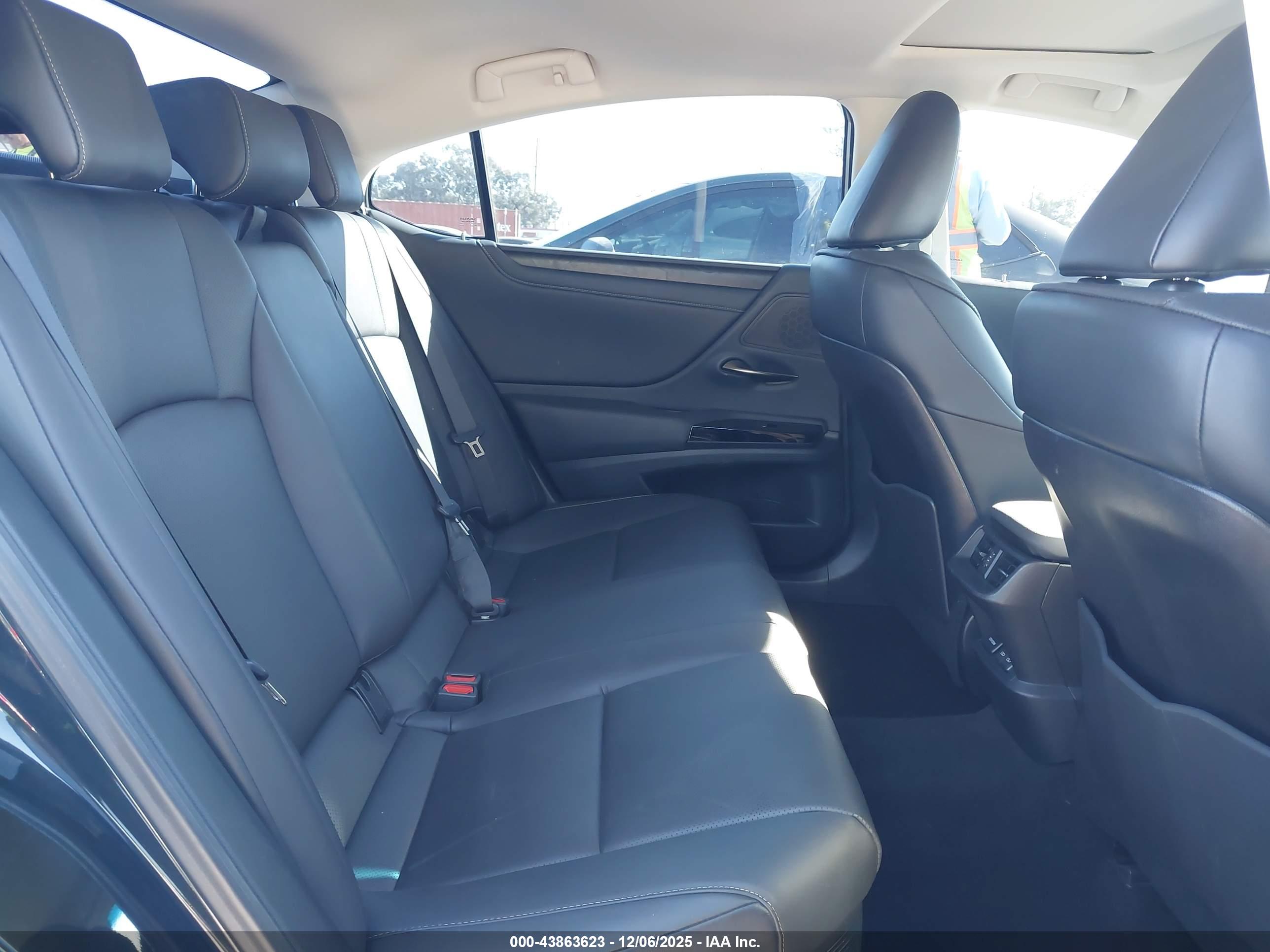 LEXUS ES image 8