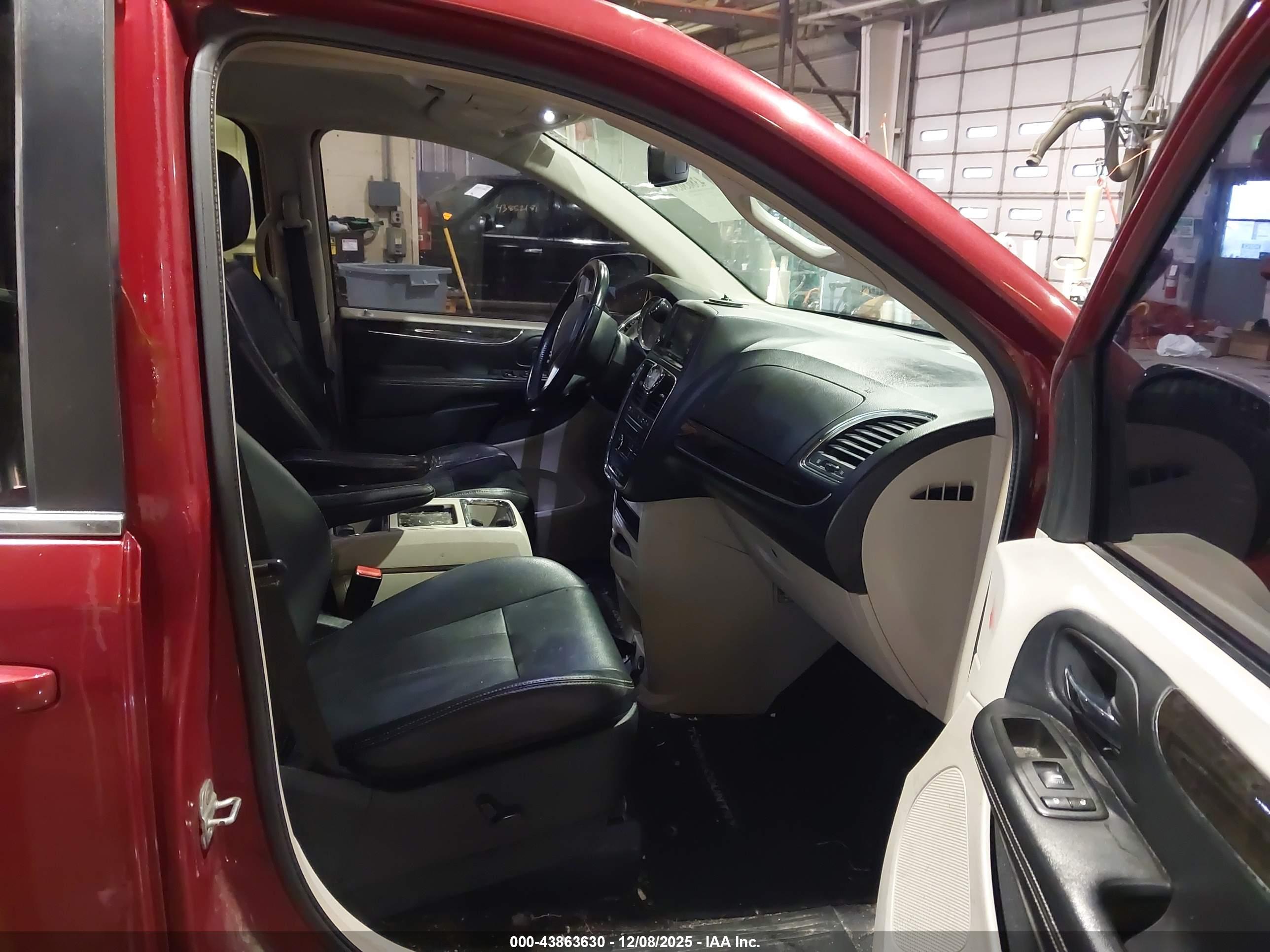 CHRYSLER TOWN image 5