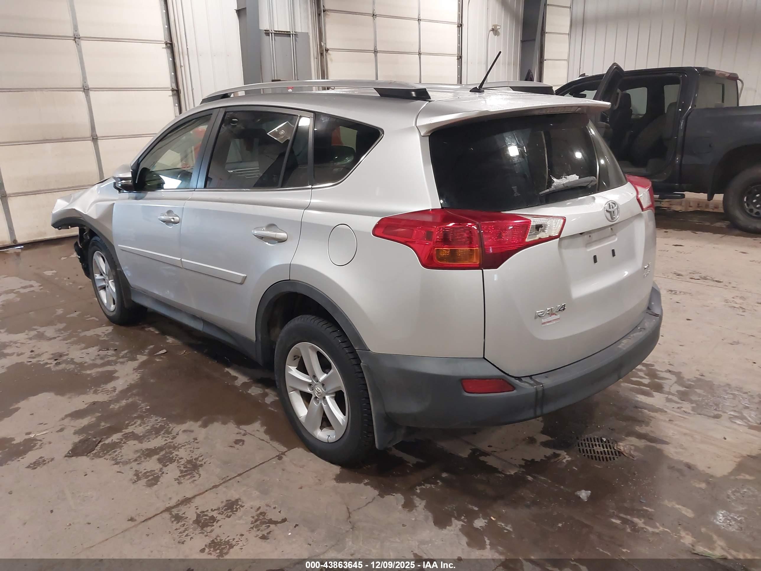 TOYOTA RAV4 image 3
