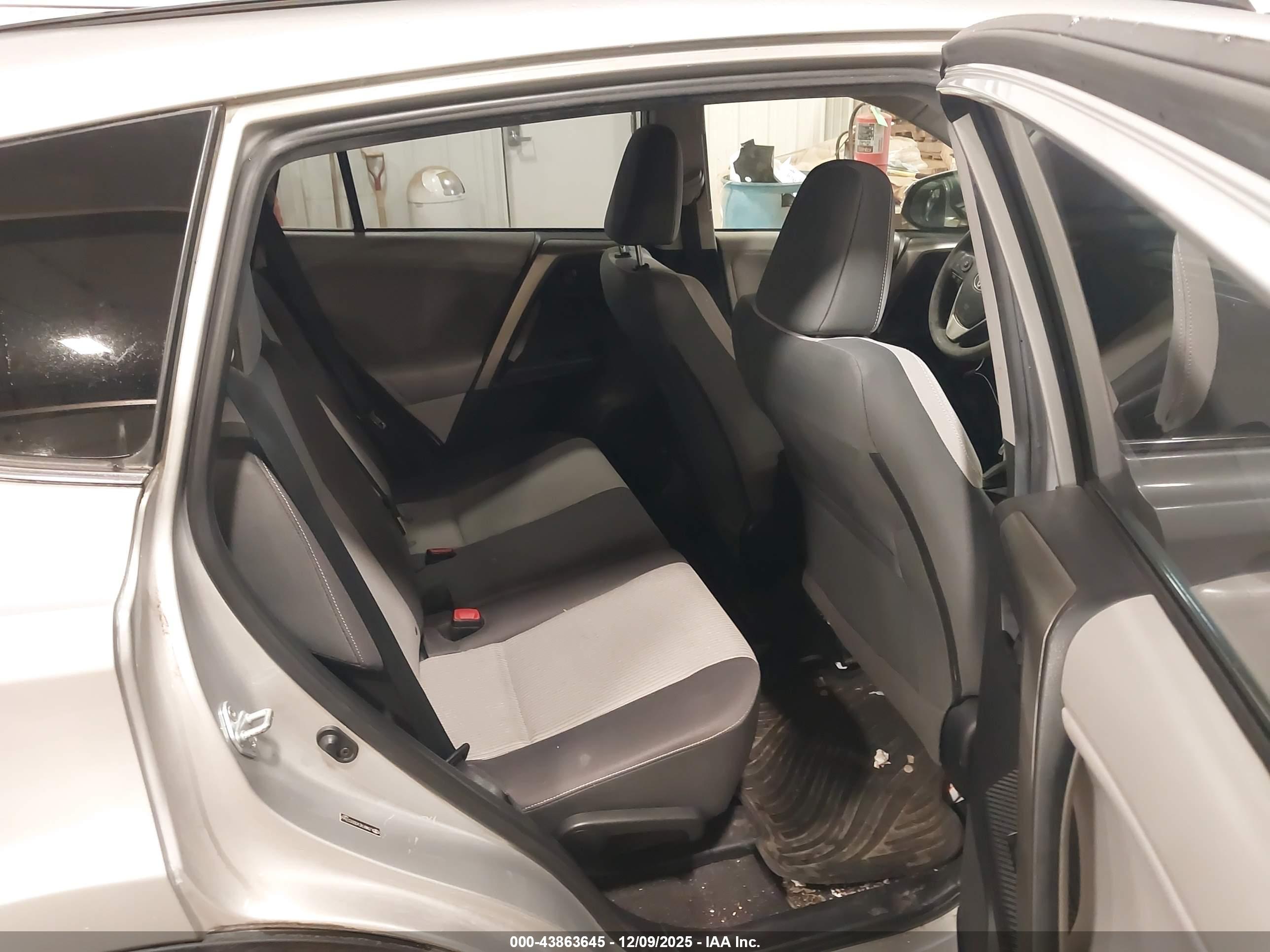 TOYOTA RAV4 image 8