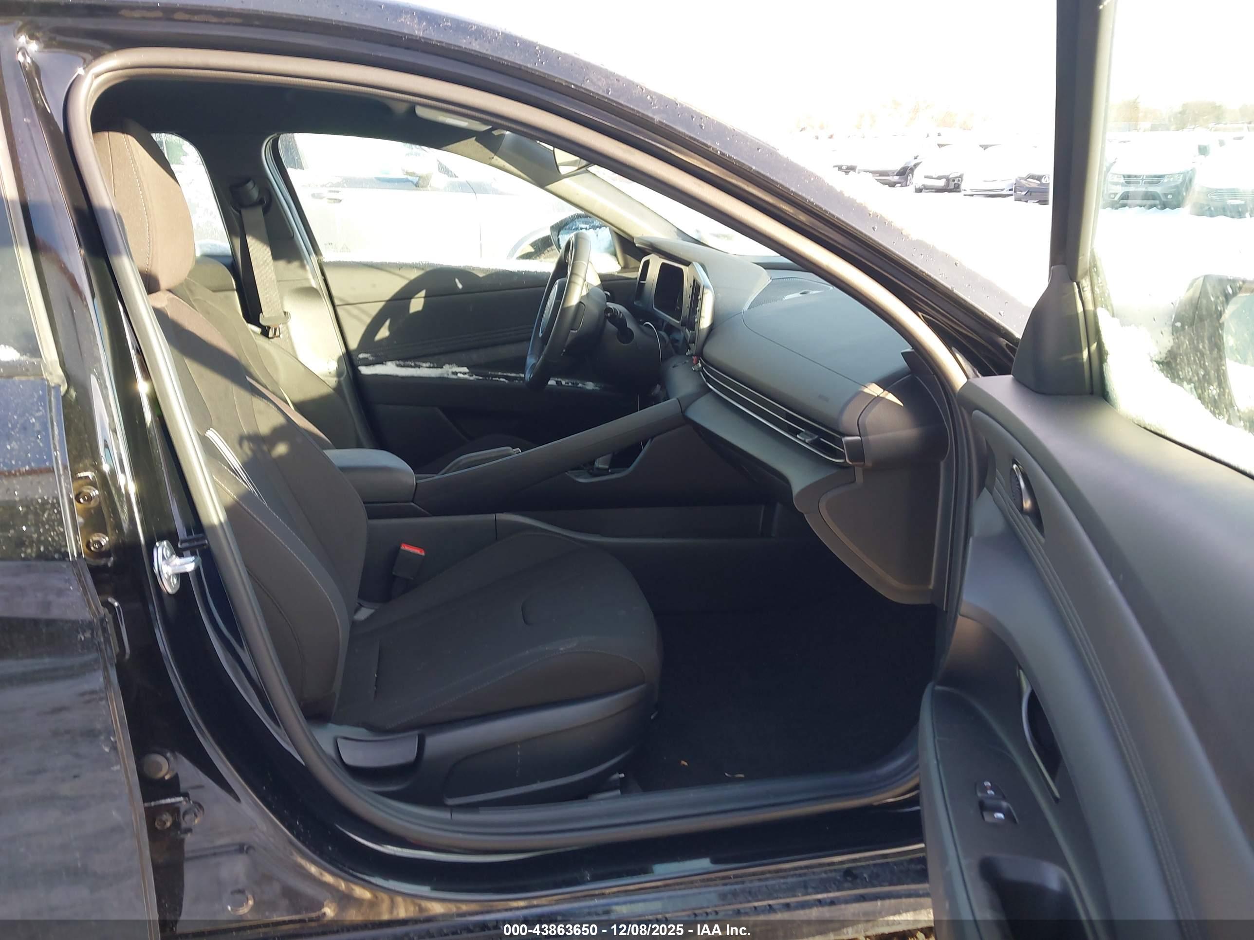 HYUNDAI ELANTRA image 5