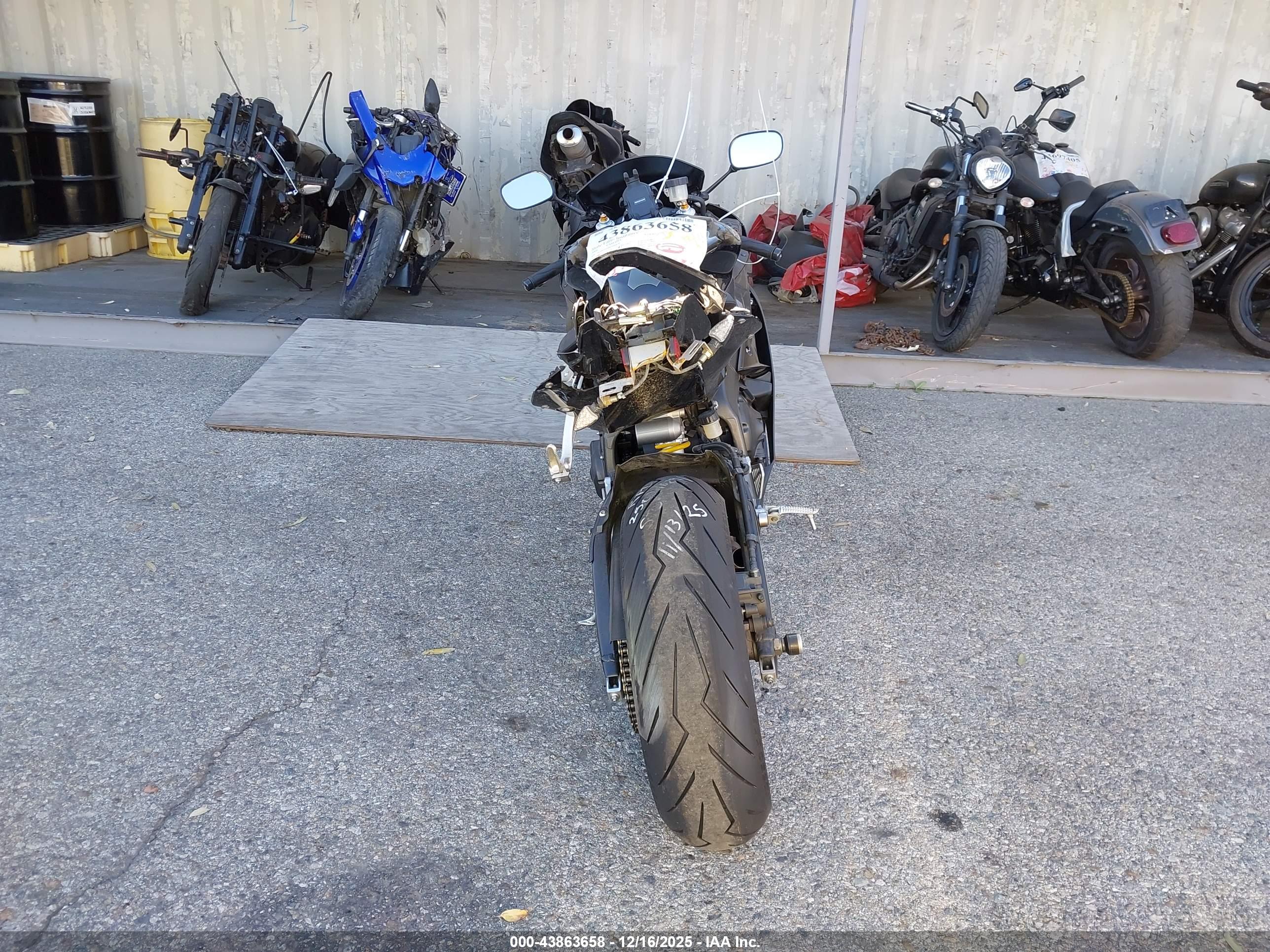 YAMAHA YZFR6 image 6