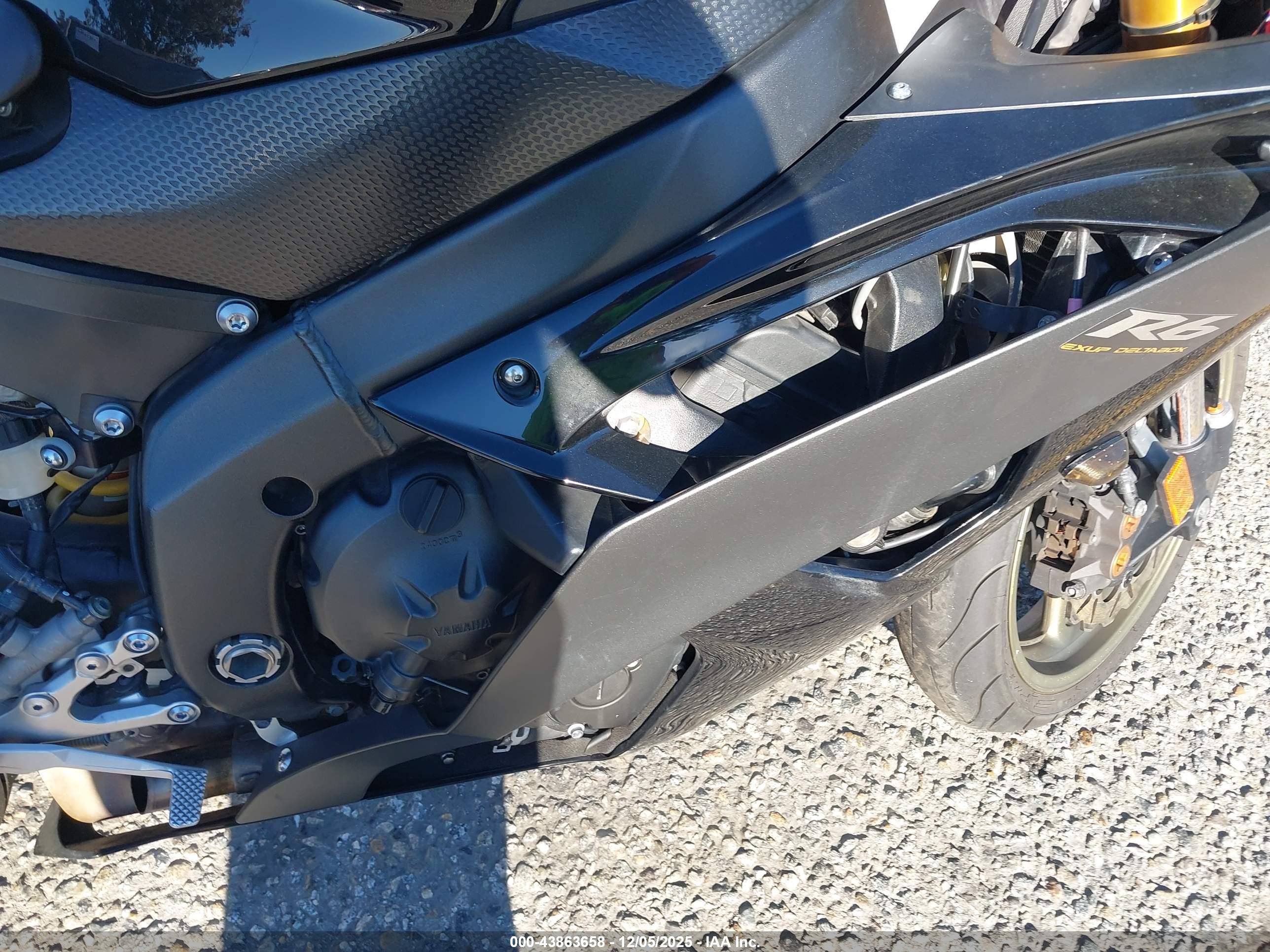 YAMAHA YZFR6 image 8