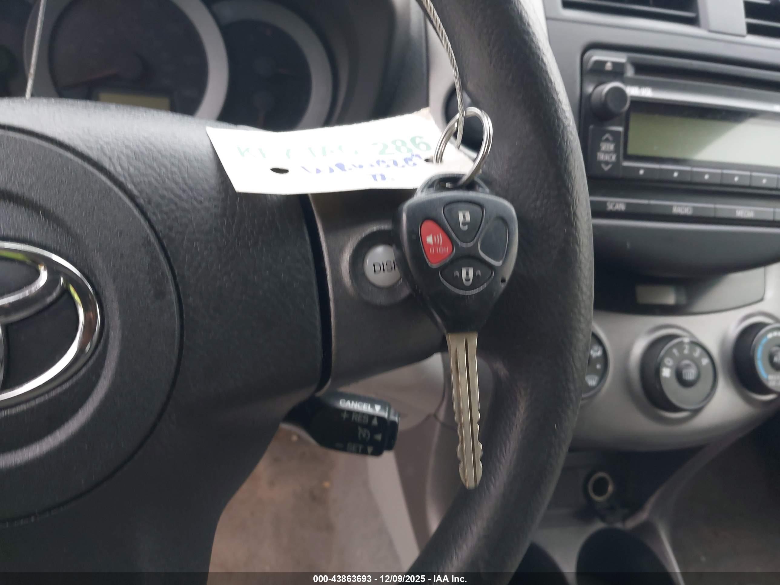 TOYOTA RAV4 image 11