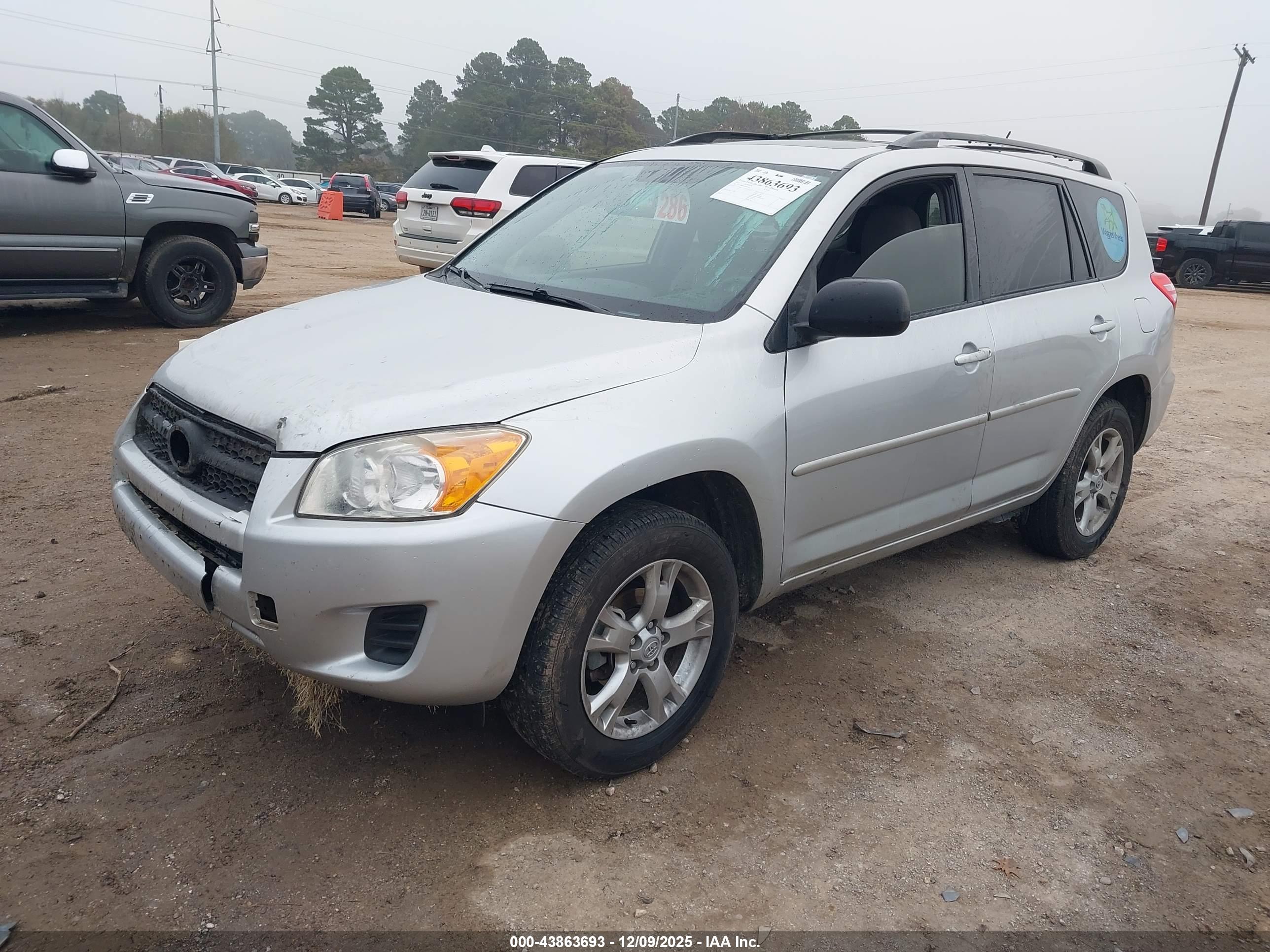 TOYOTA RAV4 image 2