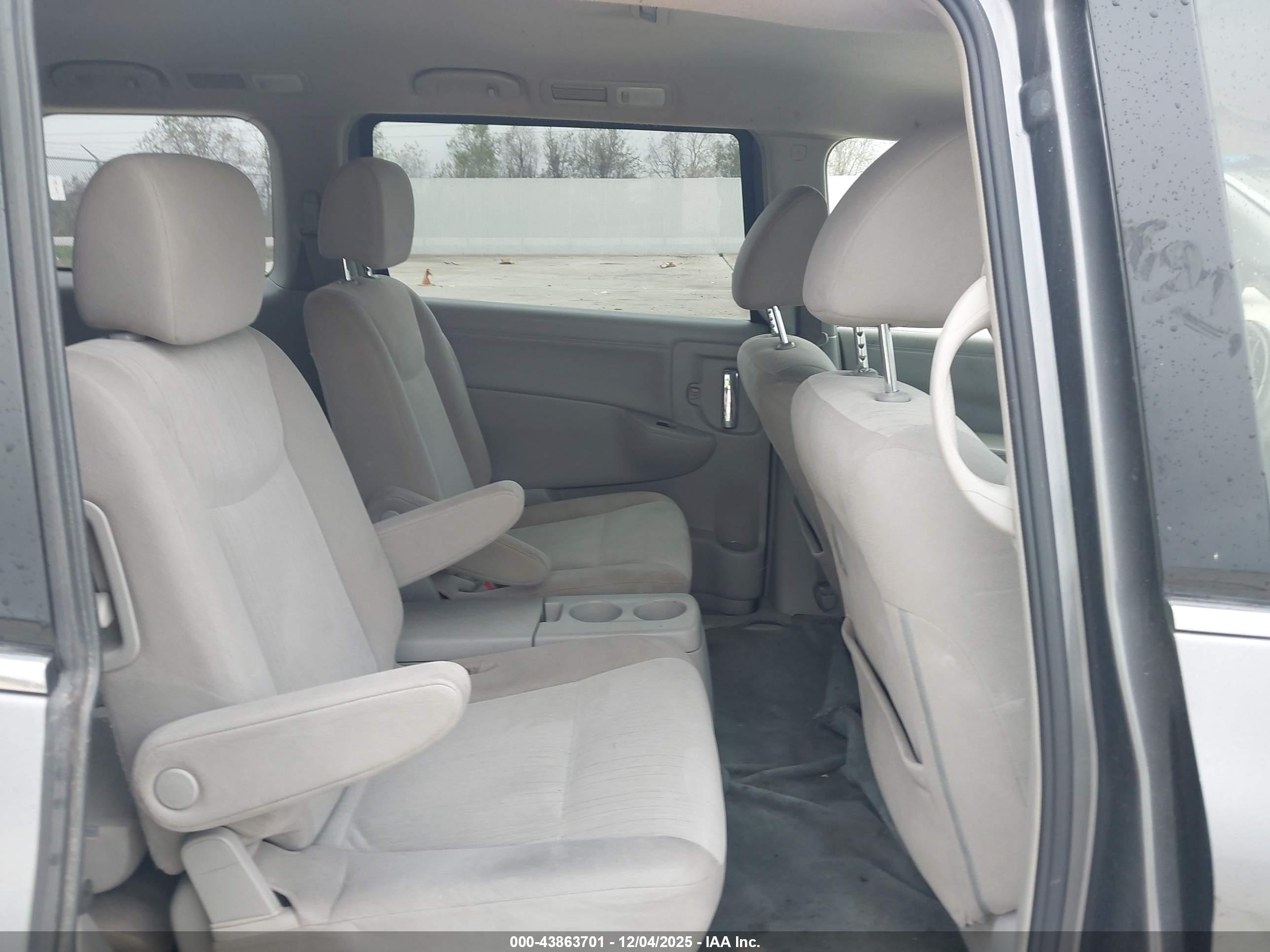 NISSAN QUEST image 8