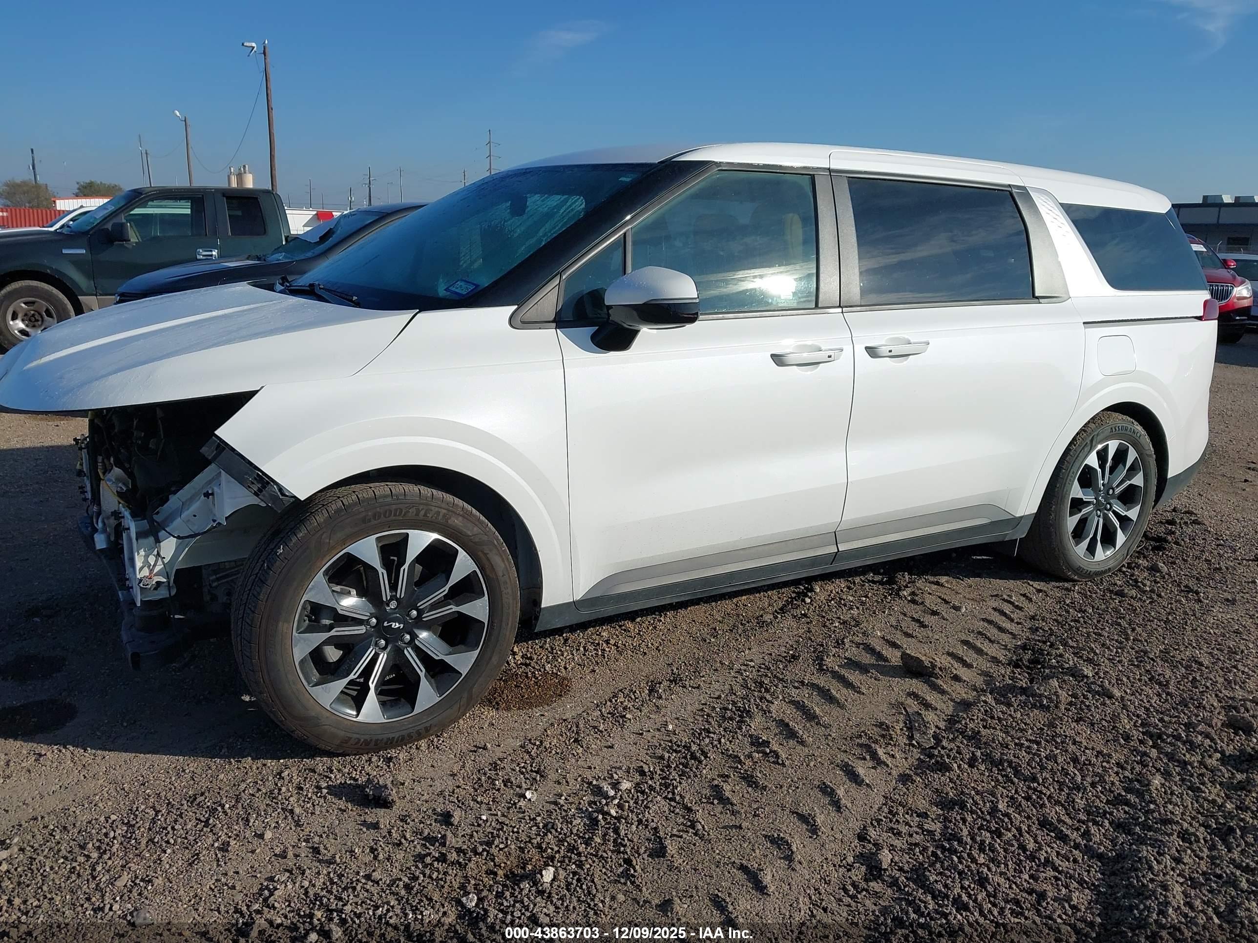 KIA CARNIVAL image 2