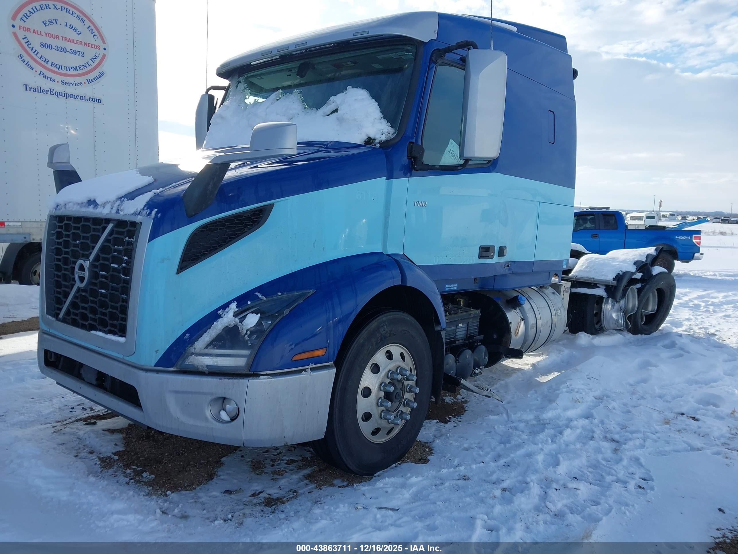 VOLVO VNR image 2