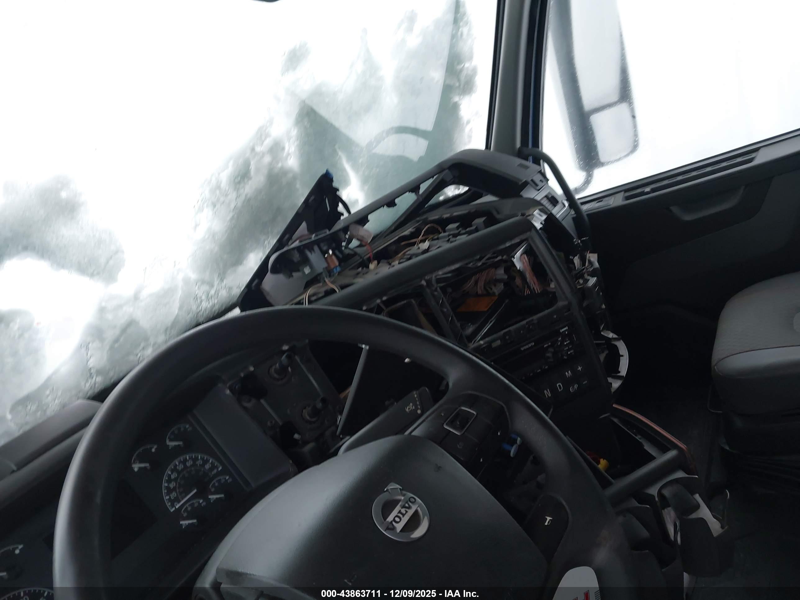 VOLVO VNR image 8
