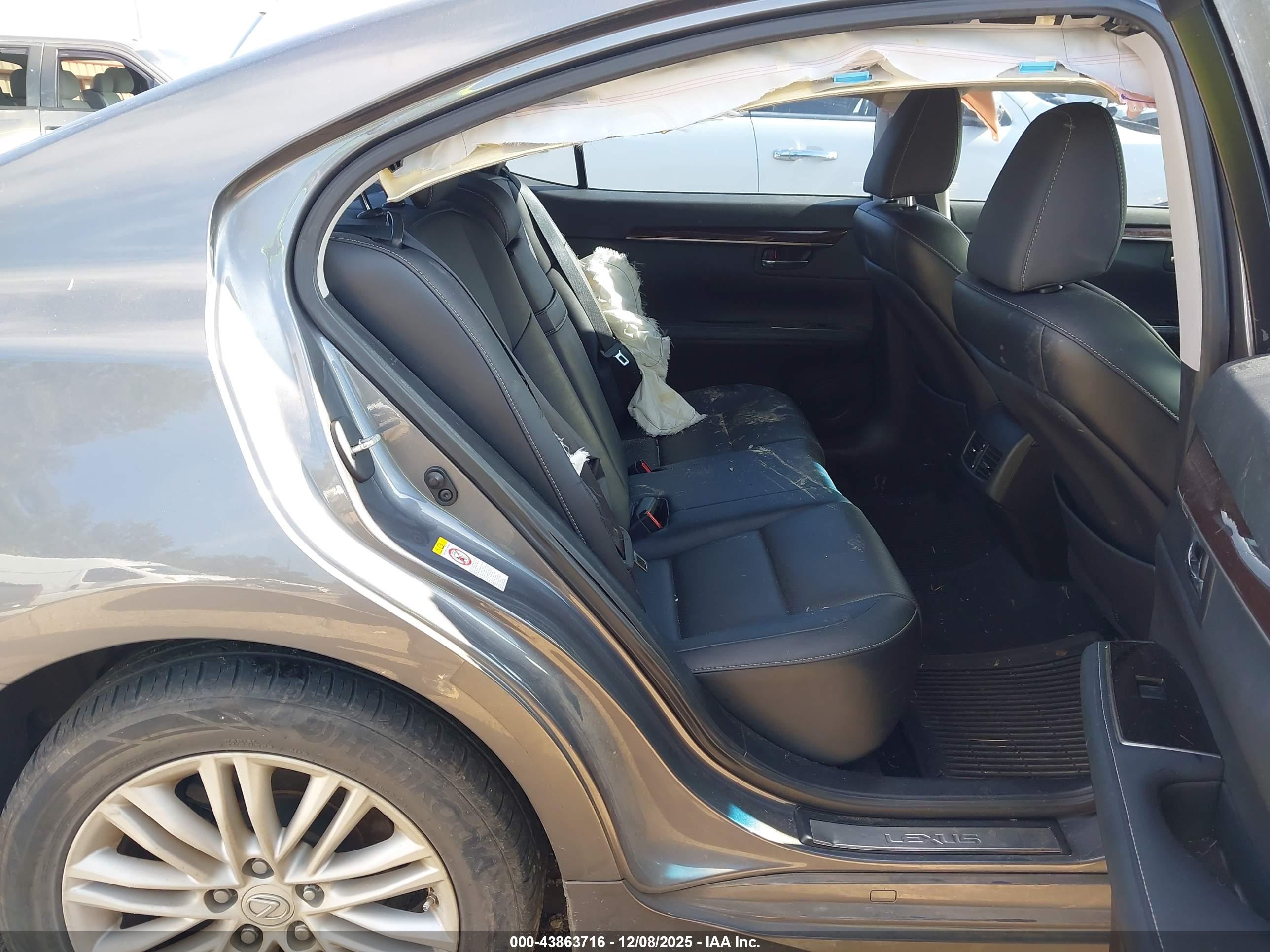 LEXUS ES image 8