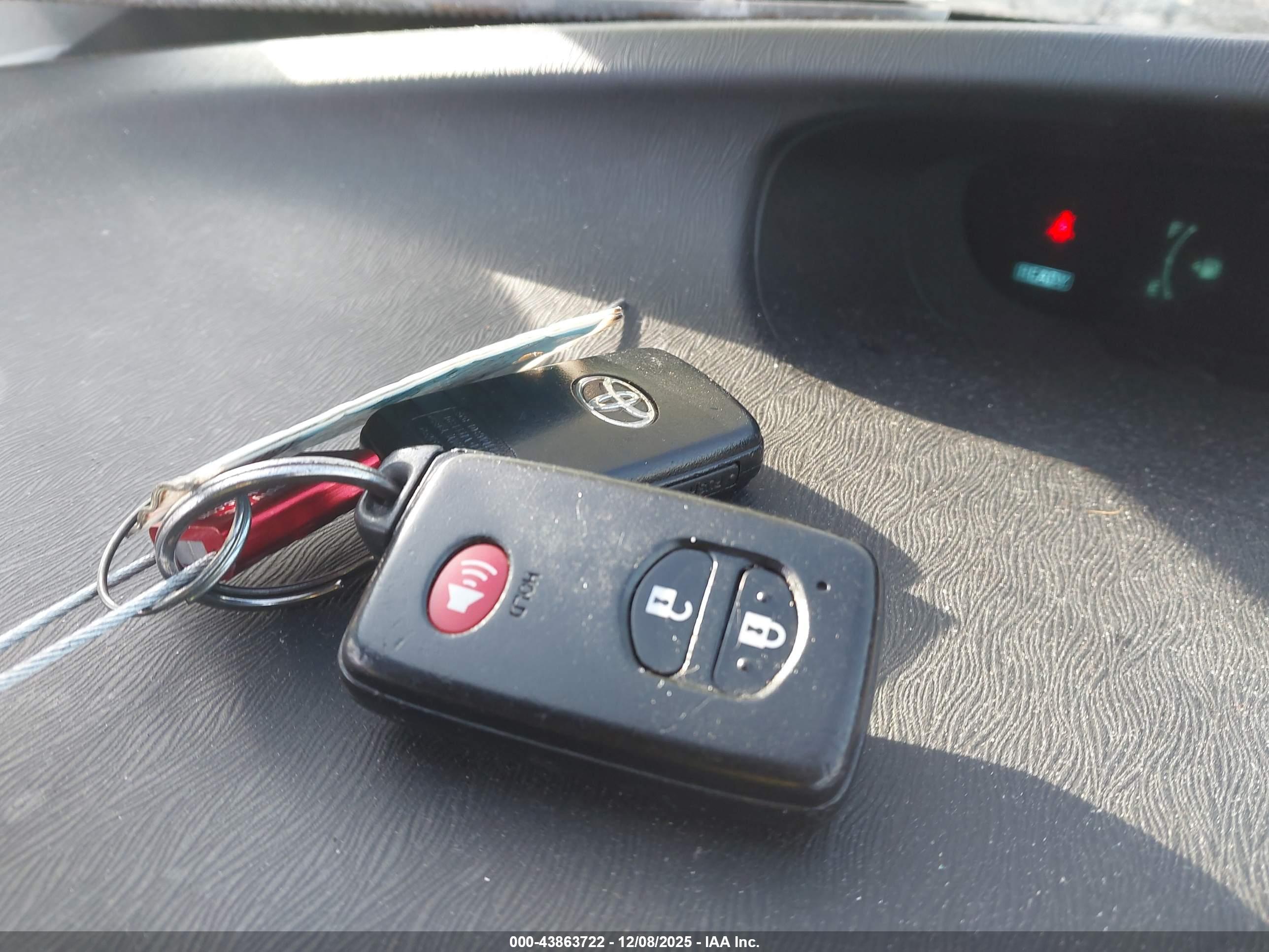 TOYOTA PRIUS image 11