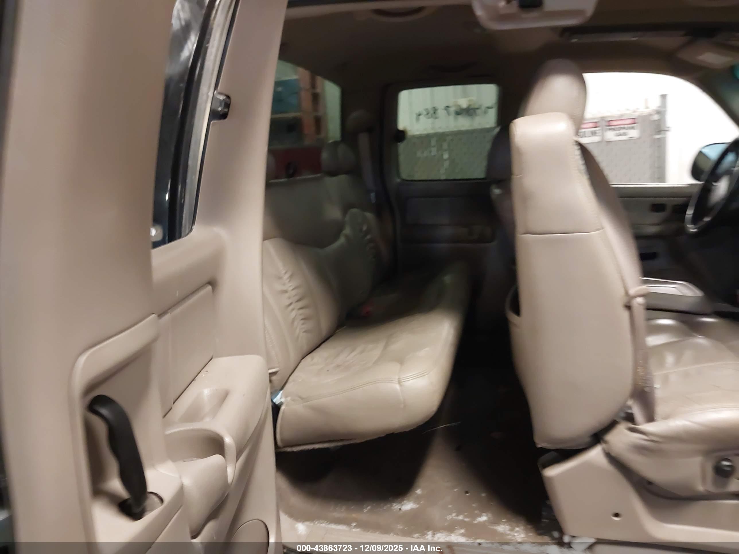 CHEVROLET SILVERADO image 8