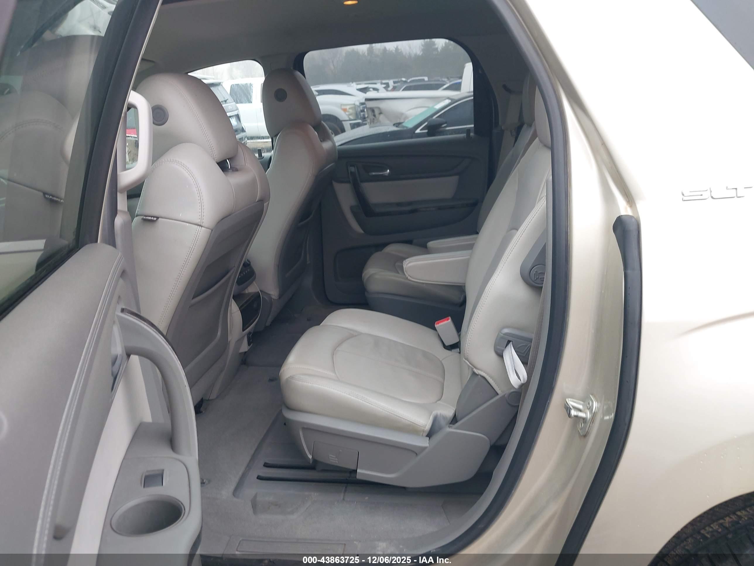 GMC ACADIA image 8