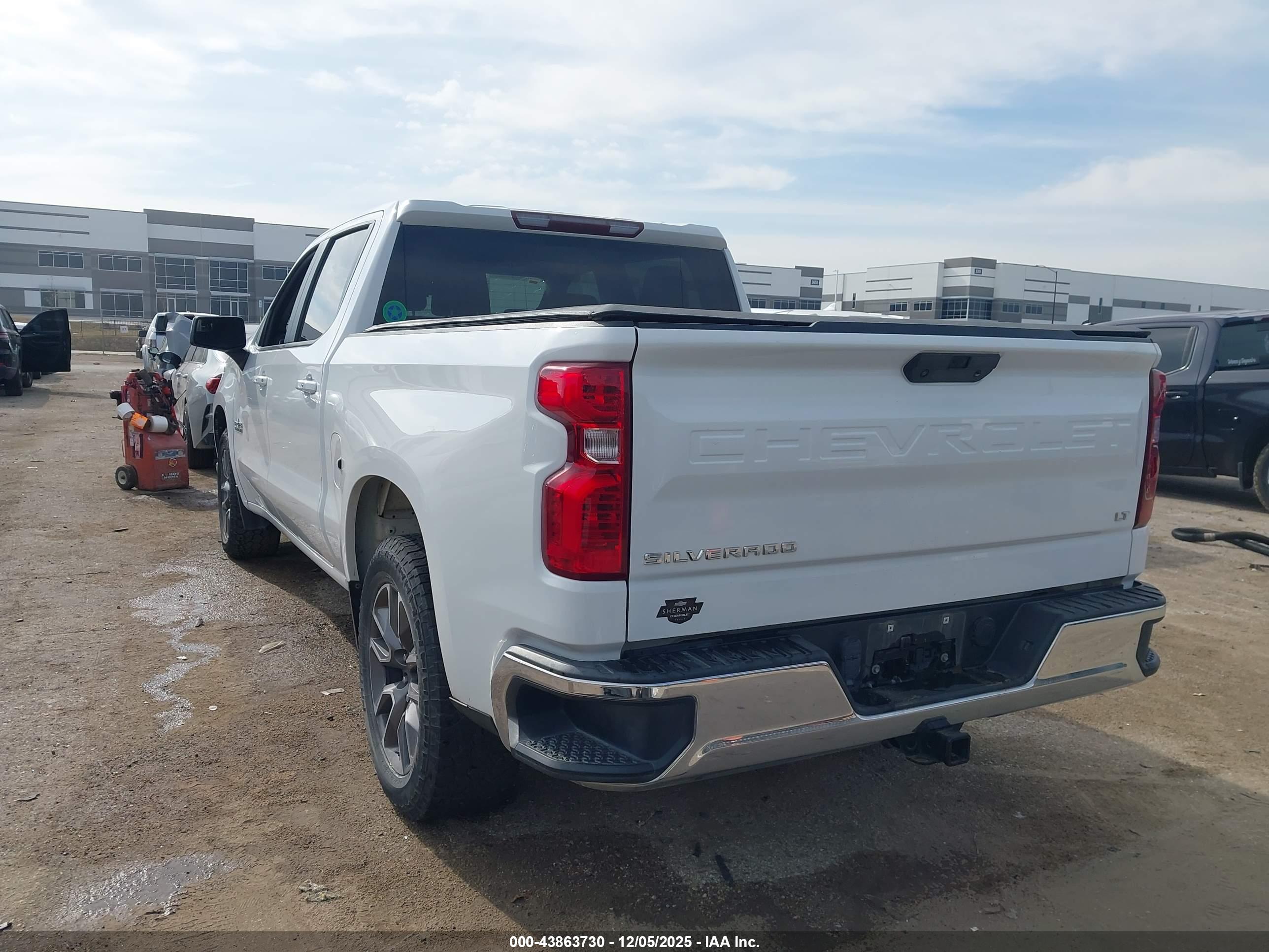 CHEVROLET SILVERADO image 3