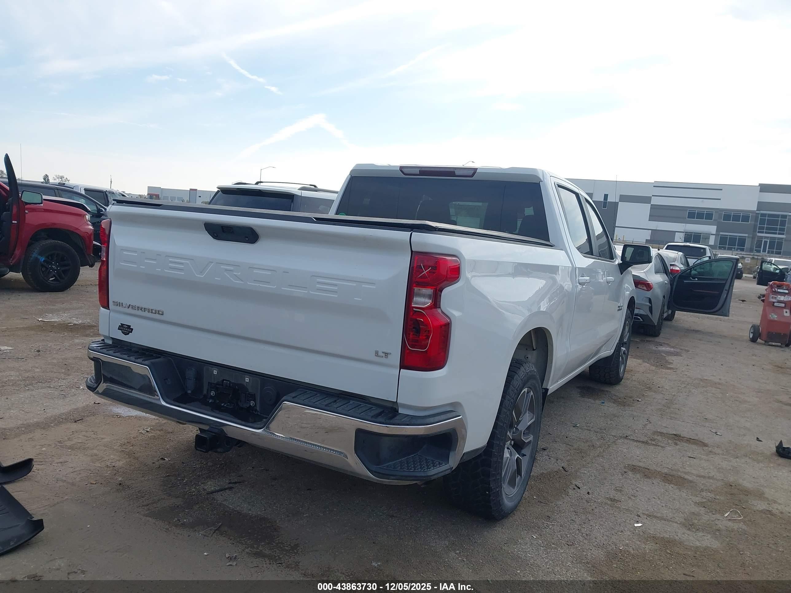 CHEVROLET SILVERADO image 4