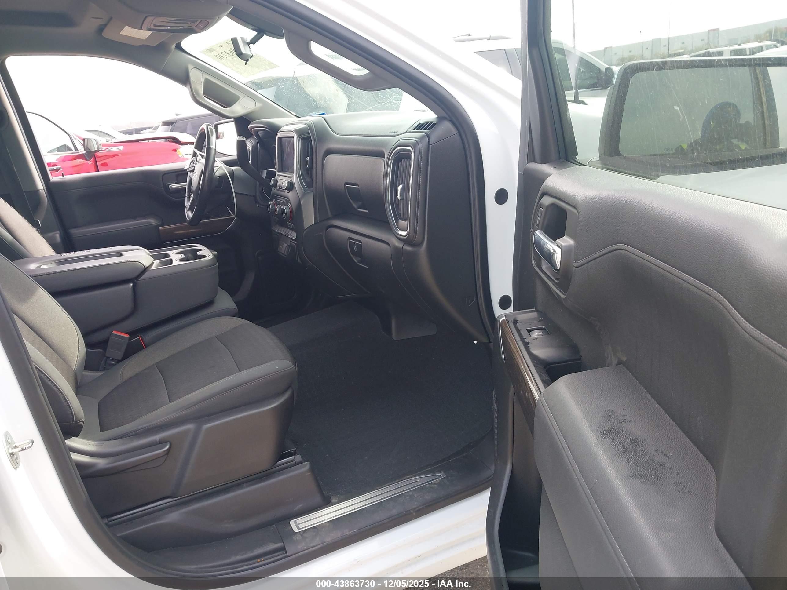 CHEVROLET SILVERADO image 5