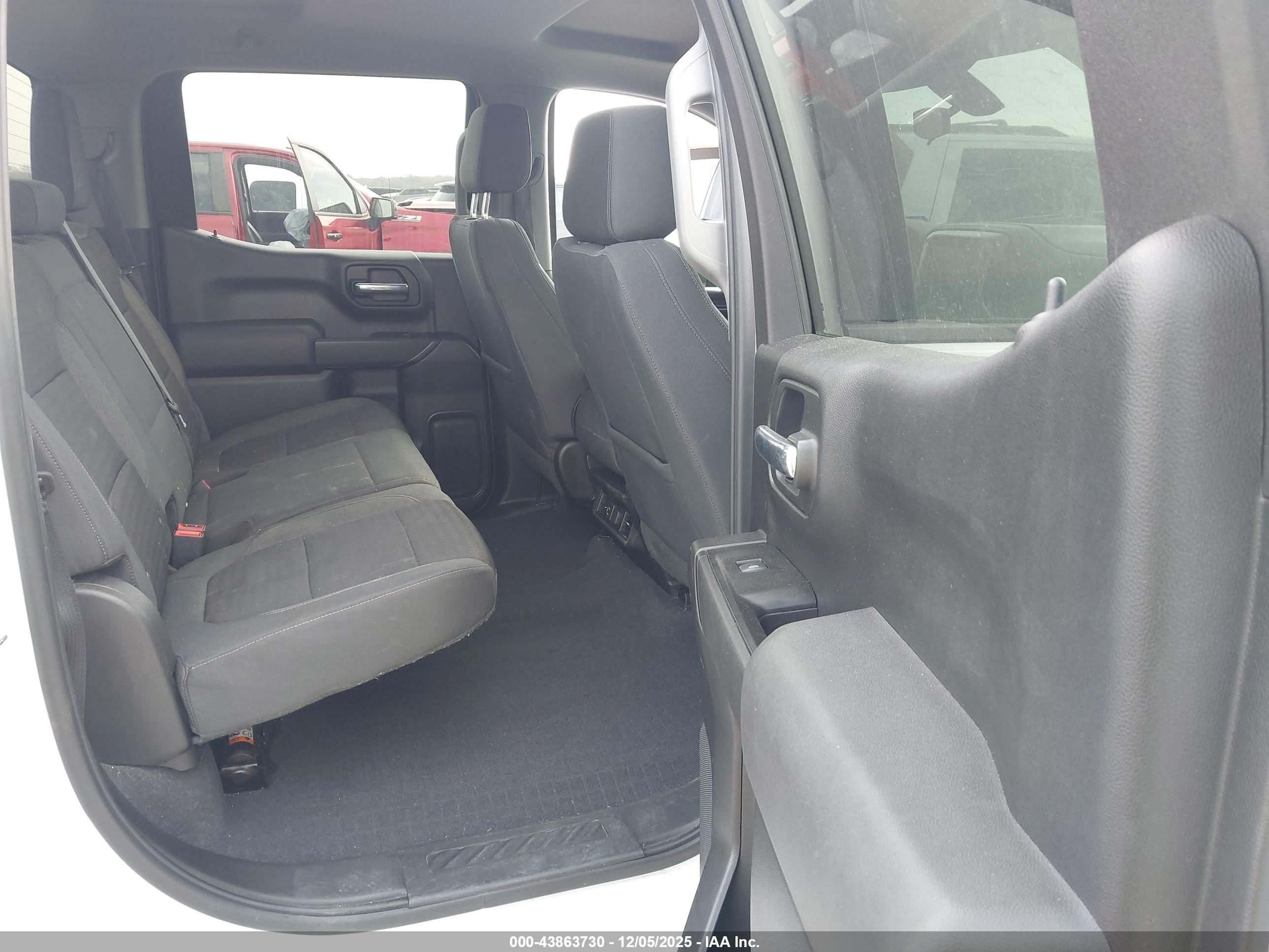 CHEVROLET SILVERADO image 8