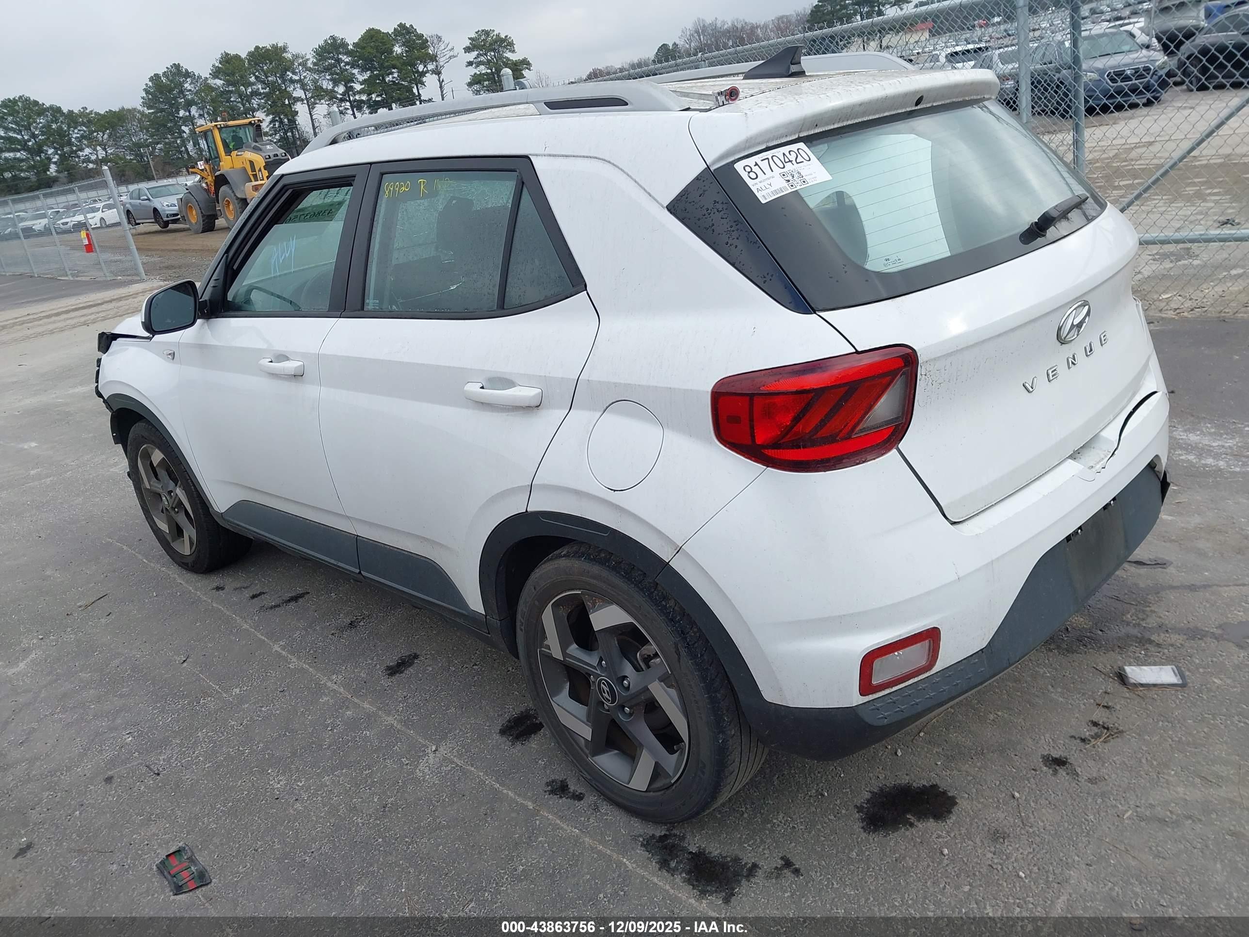 HYUNDAI VENUE image 3