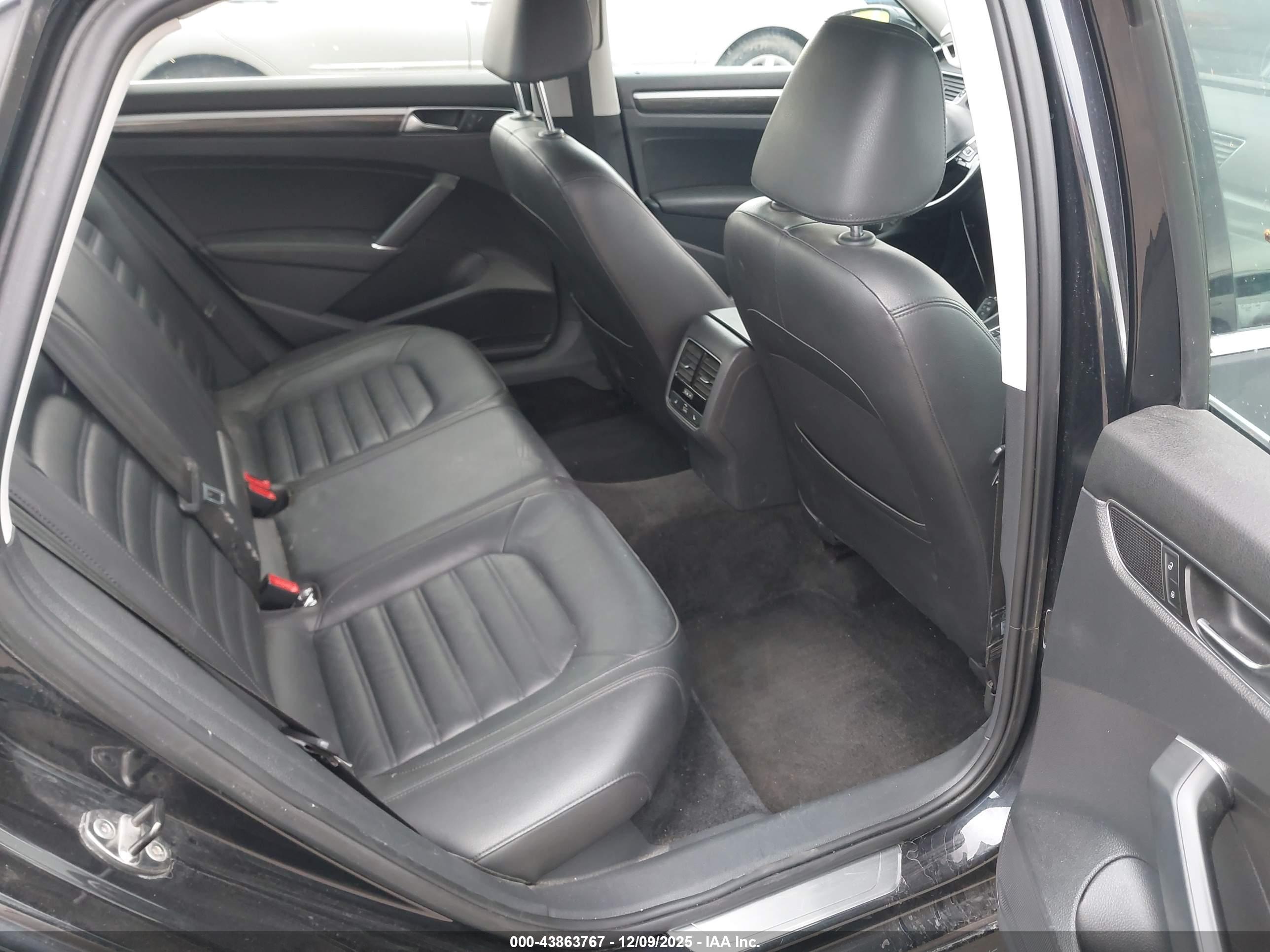 VOLKSWAGEN PASSAT image 8