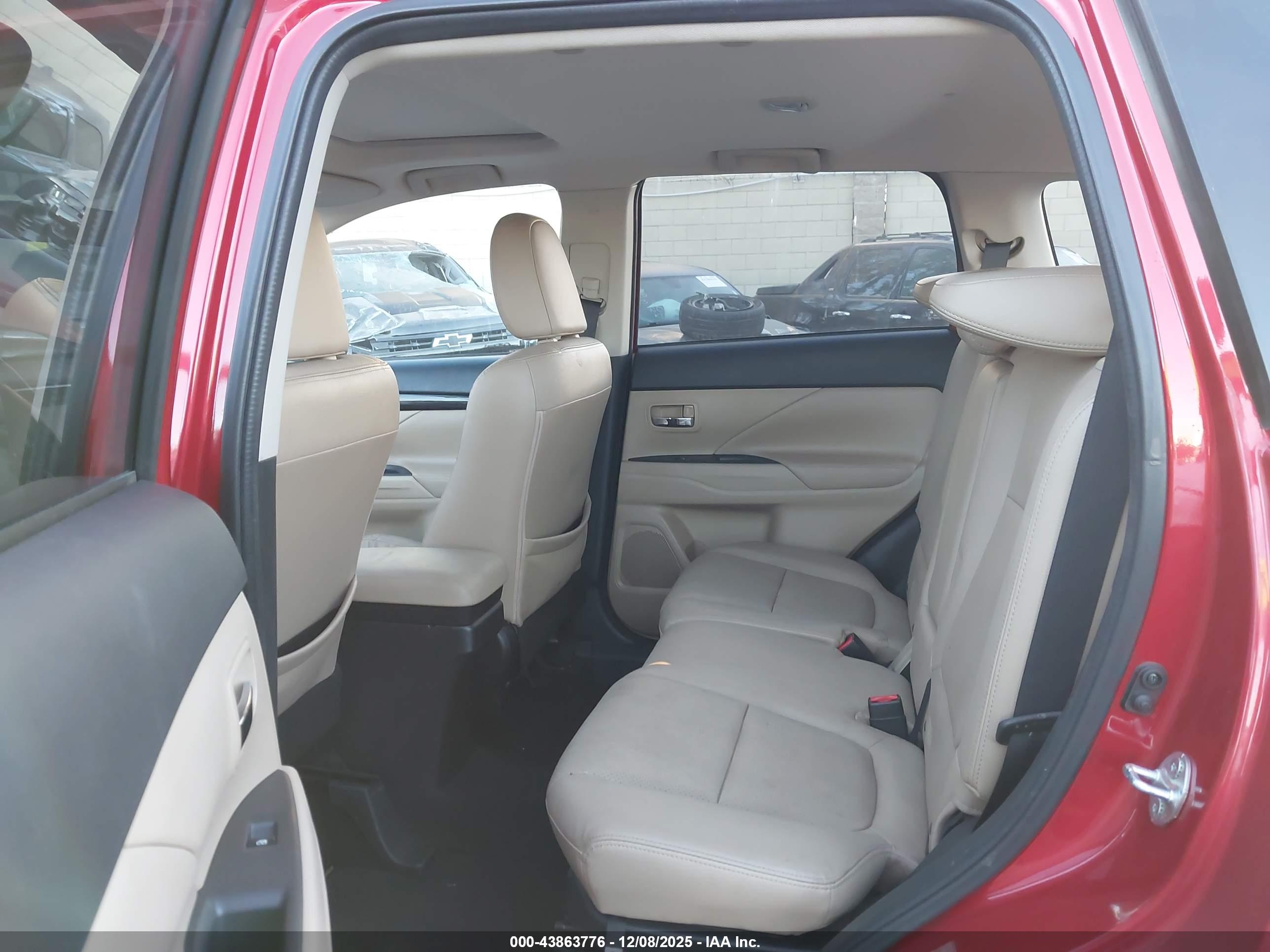MITSUBISHI OUTLANDER image 8