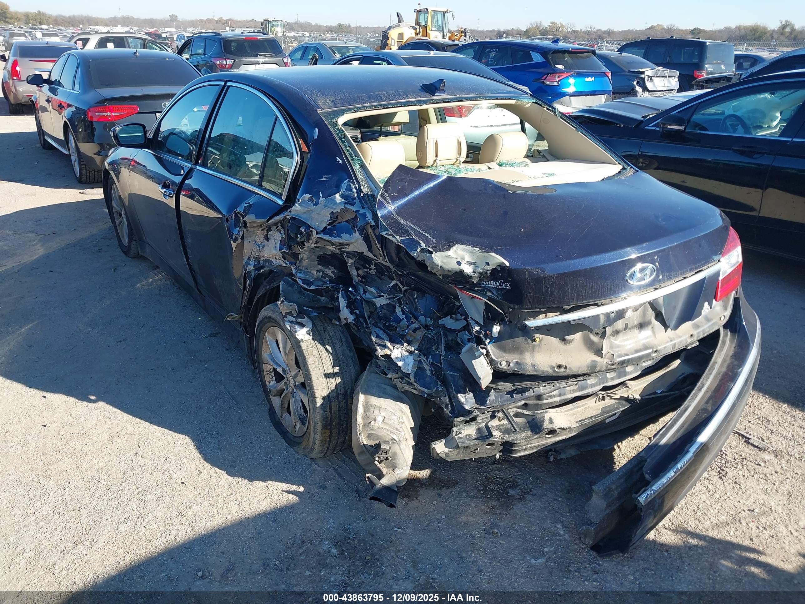 HYUNDAI GENESIS image 3