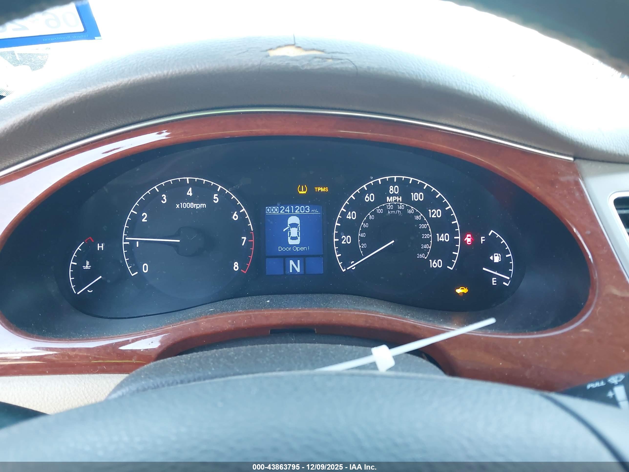 HYUNDAI GENESIS image 7