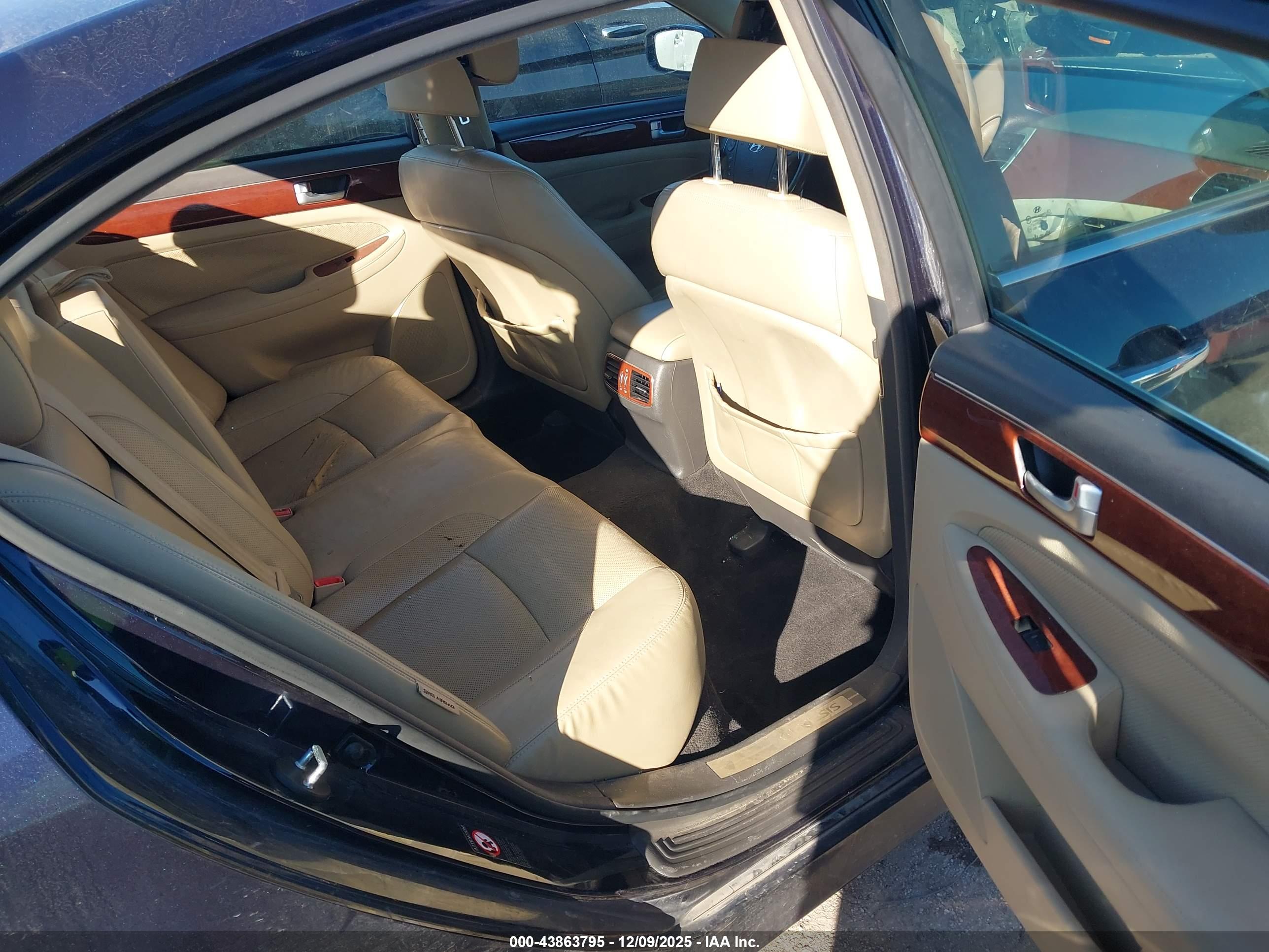 HYUNDAI GENESIS image 8