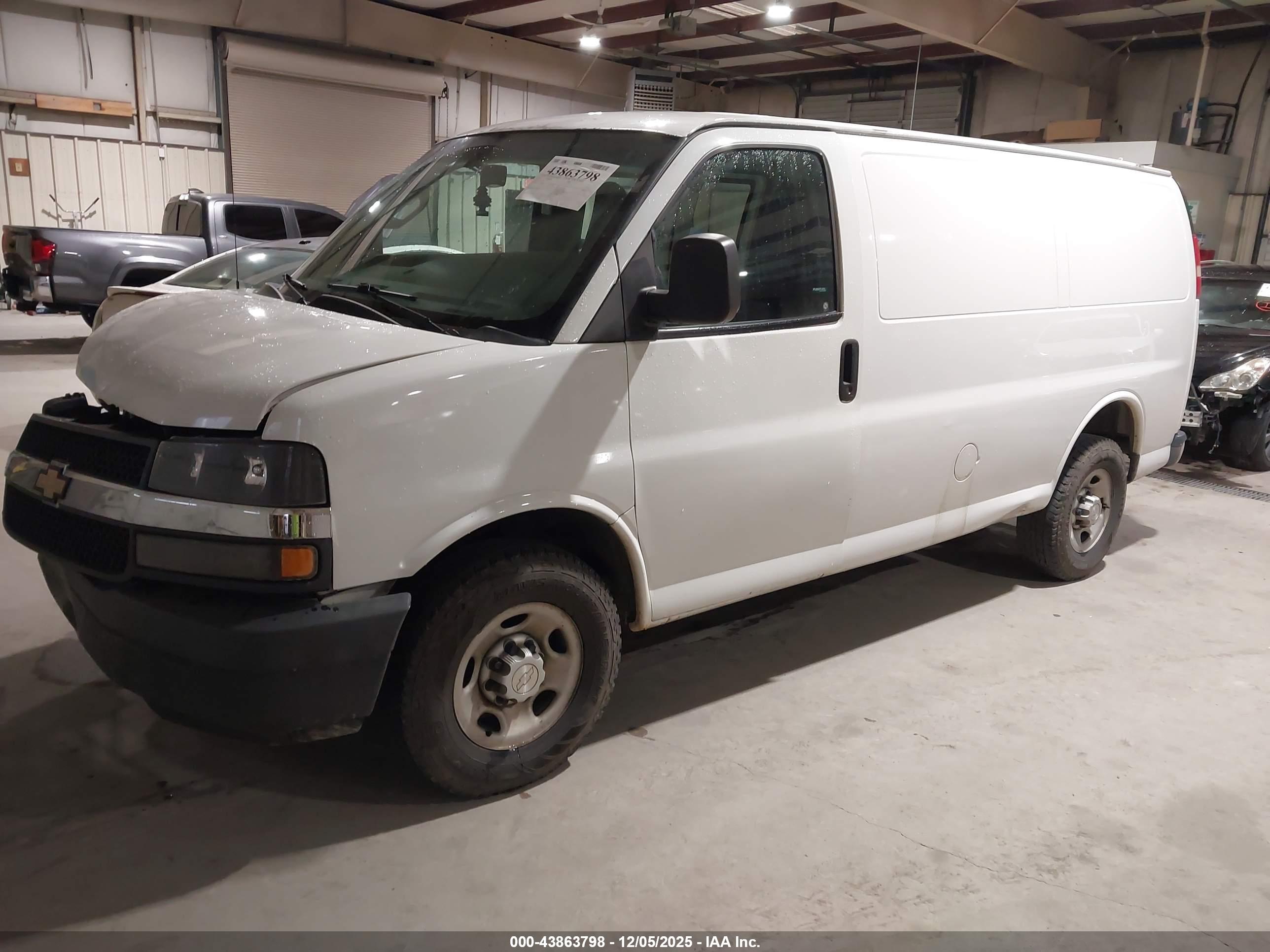 CHEVROLET EXPRESS image 2