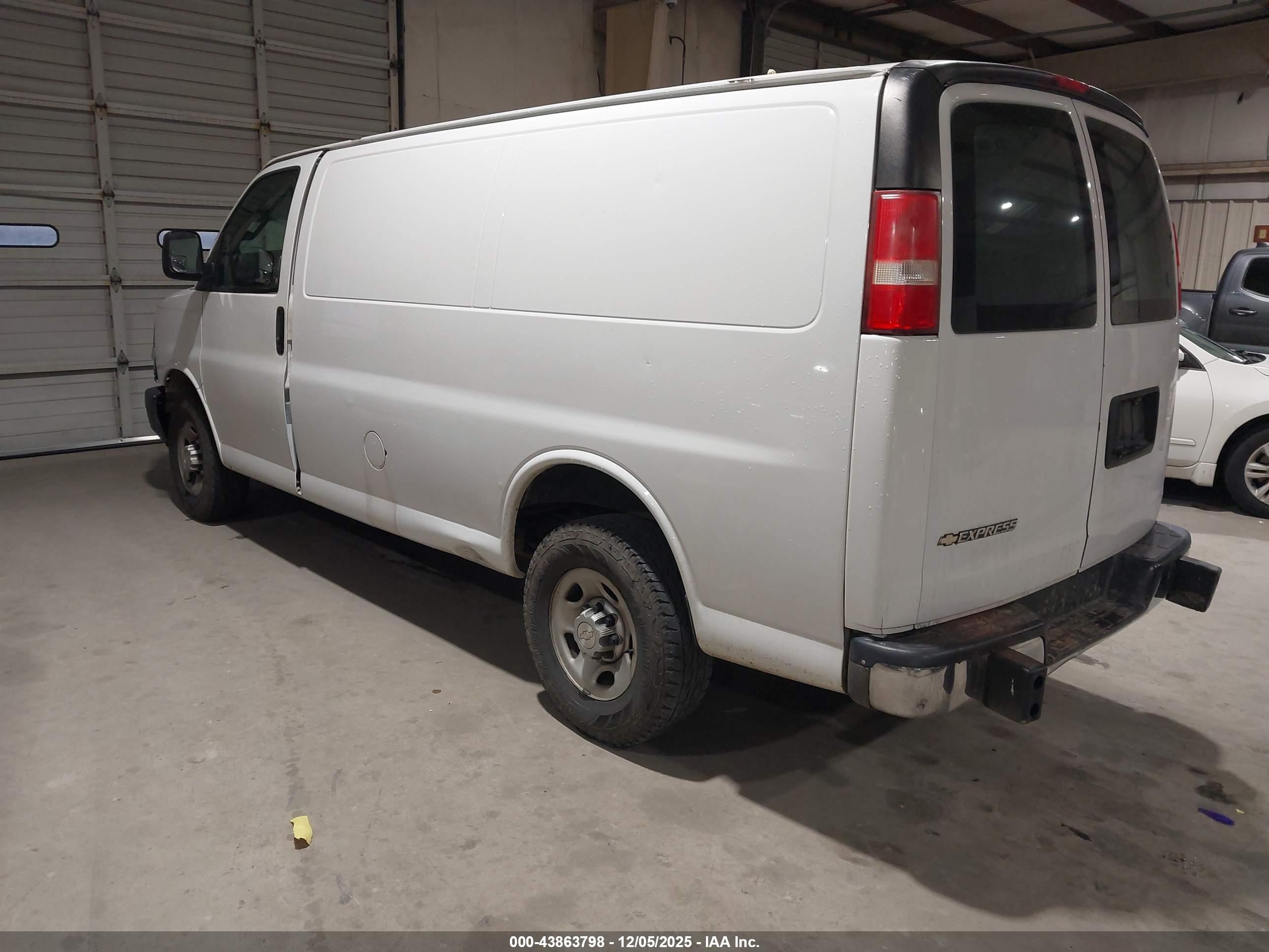 CHEVROLET EXPRESS image 3