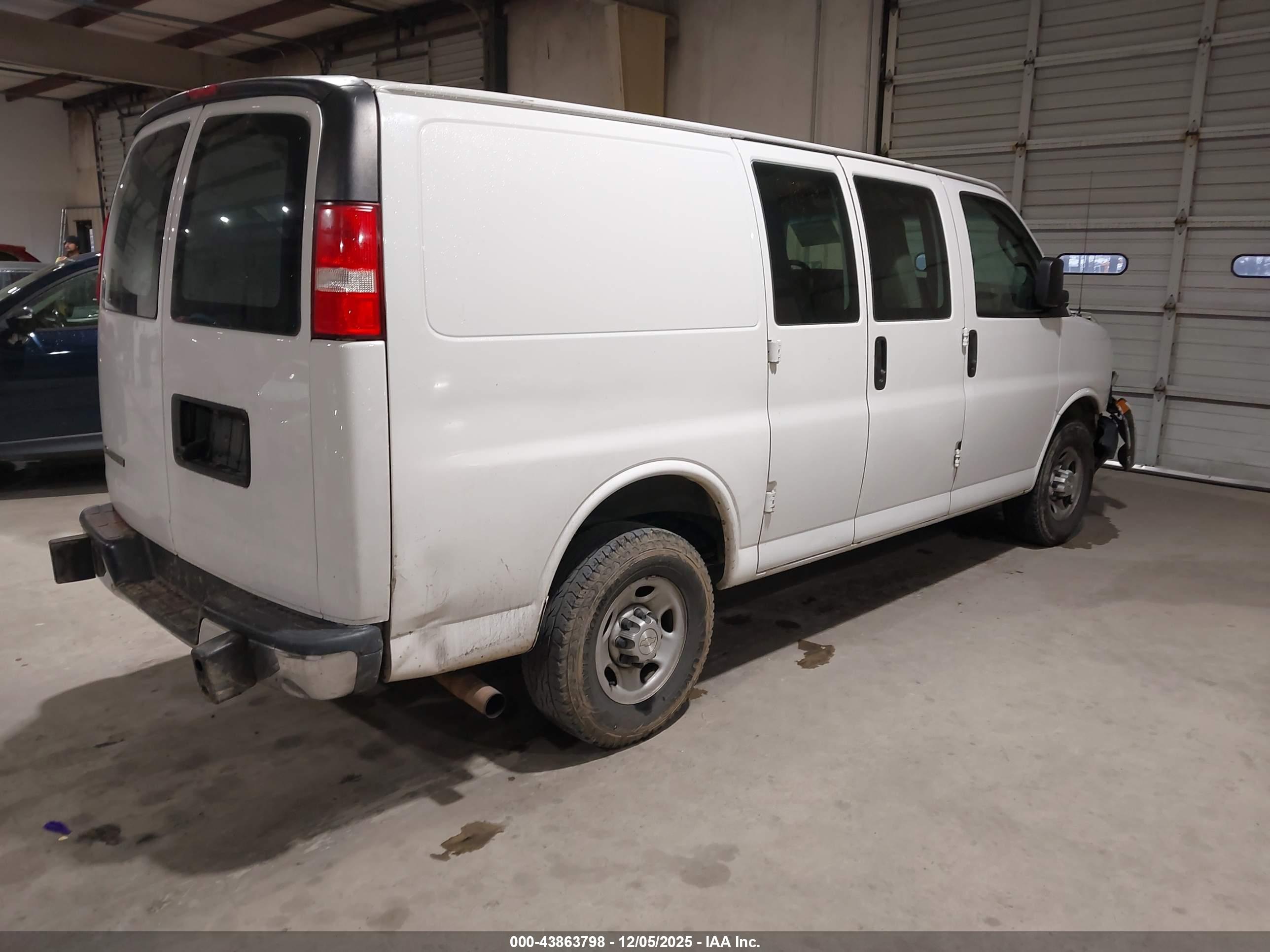 CHEVROLET EXPRESS image 4