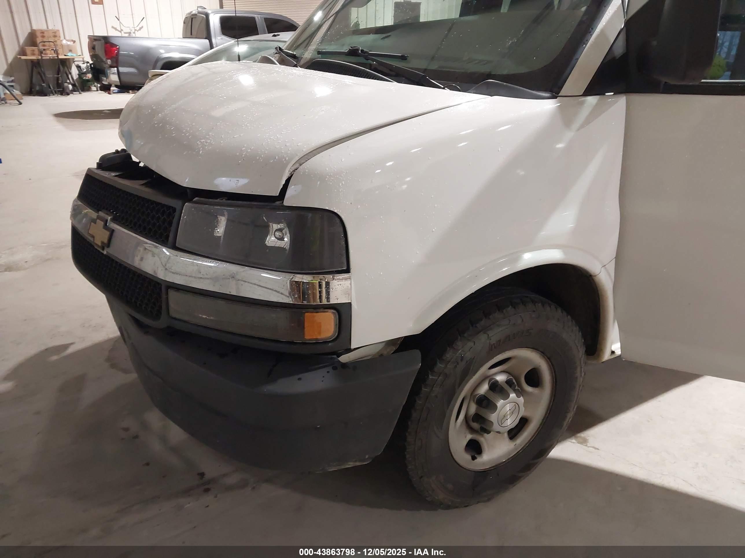 CHEVROLET EXPRESS image 6