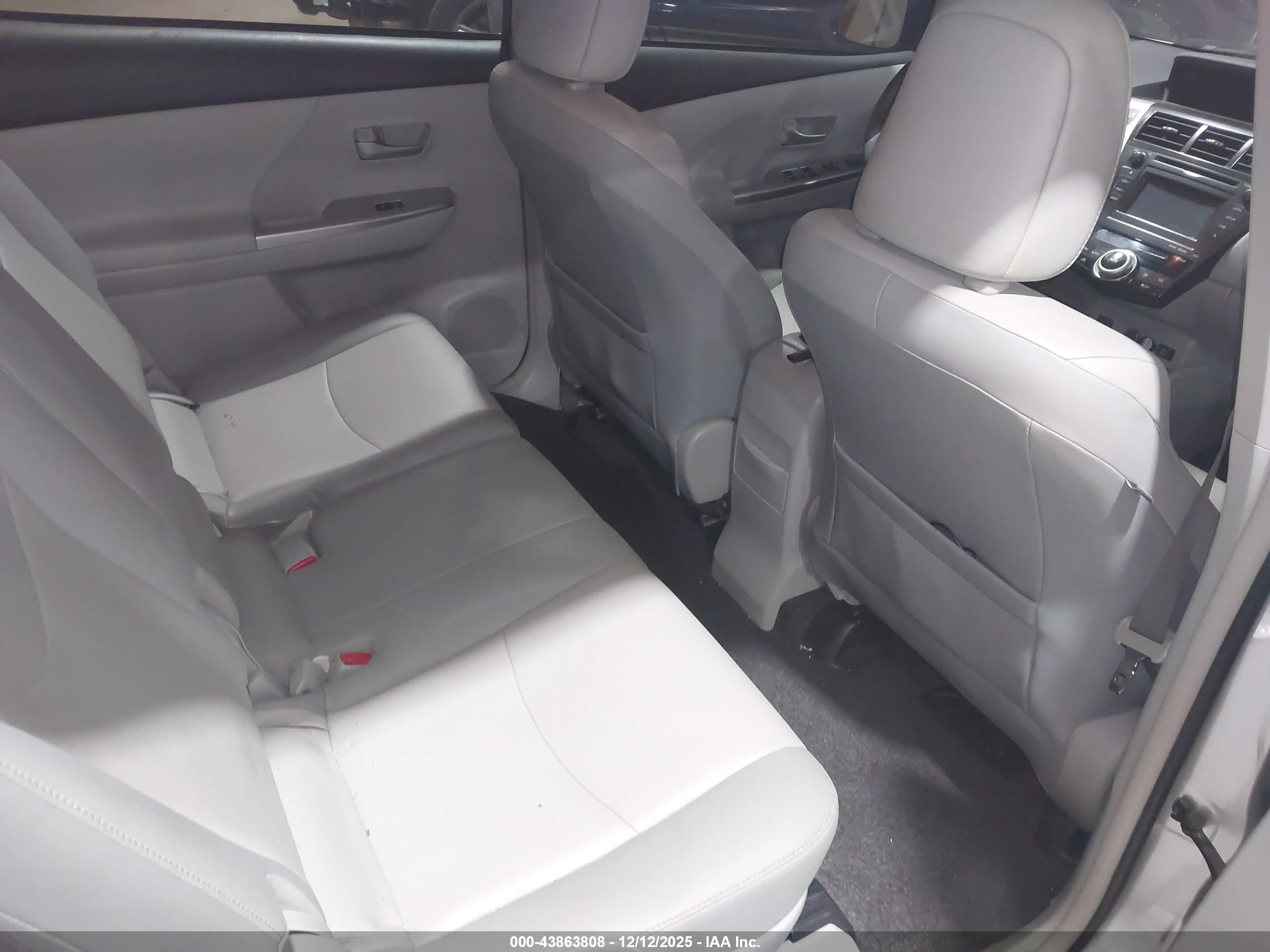 TOYOTA PRIUS image 8