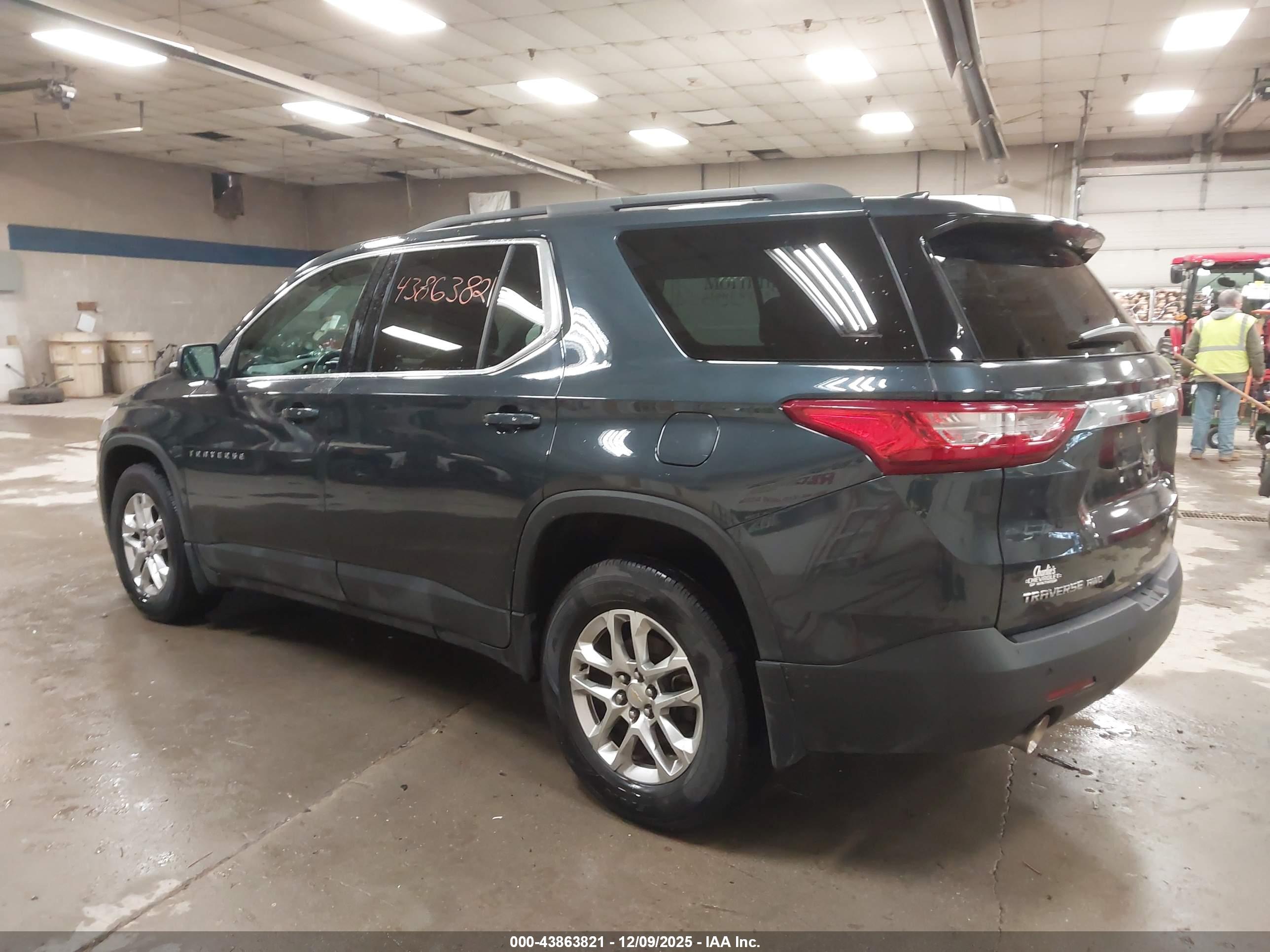 CHEVROLET TRAVERSE image 3