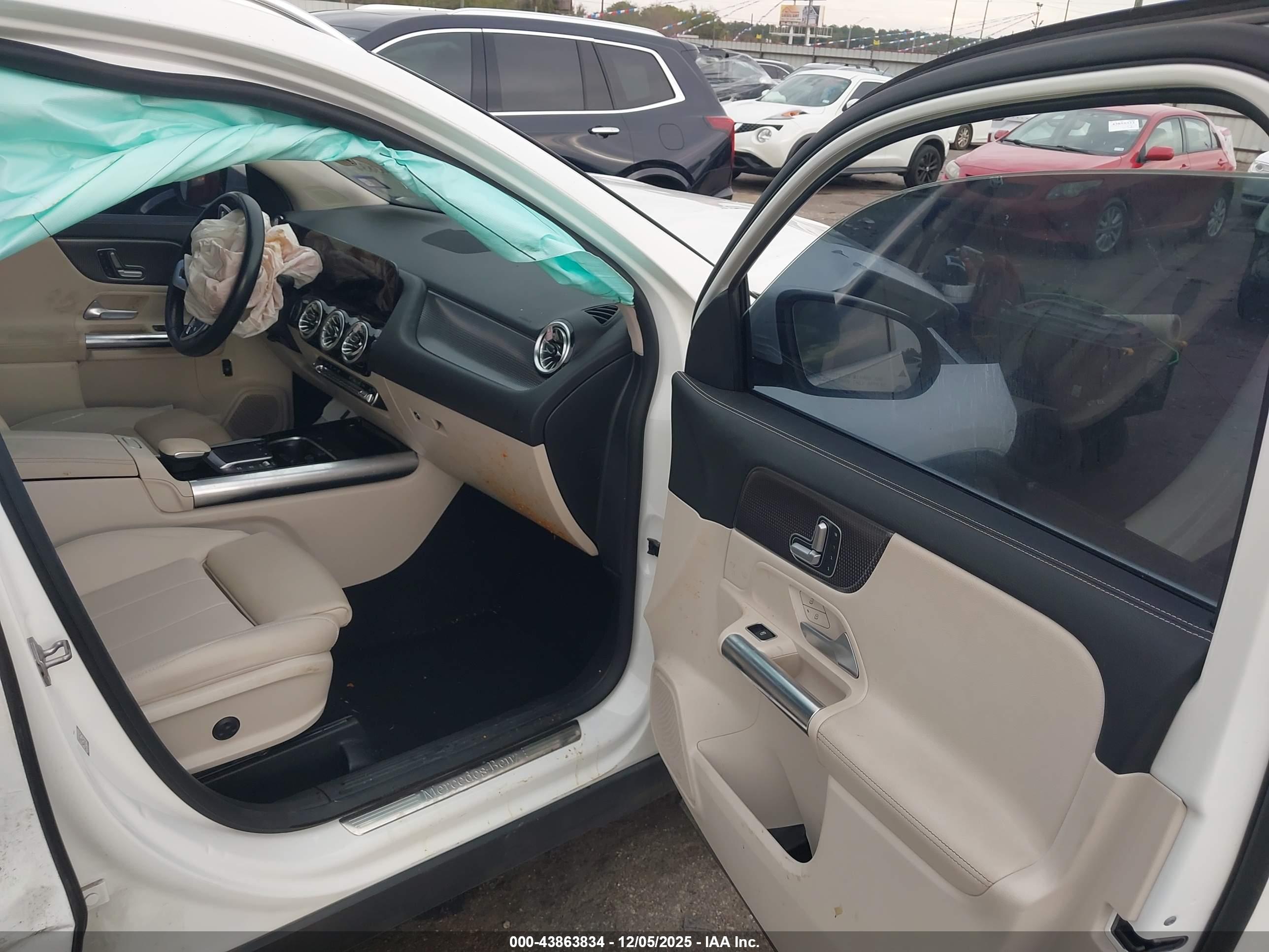 MERCEDES-BENZ GLA image 5