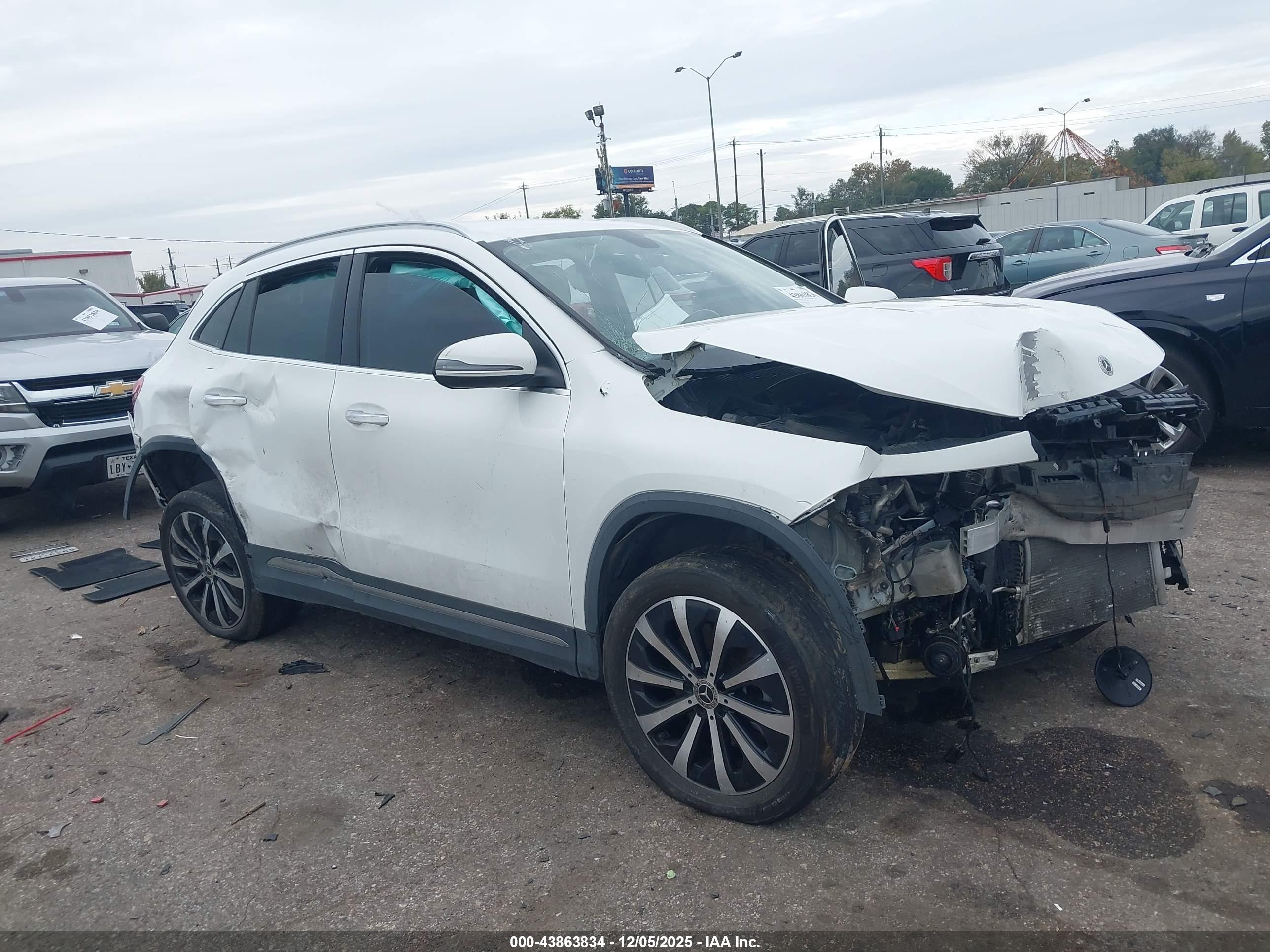MERCEDES-BENZ GLA image 6